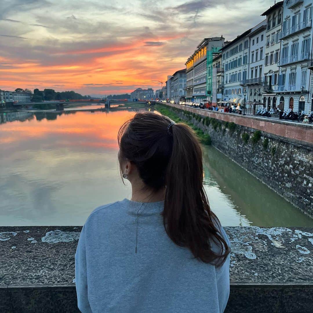 ひよんのインスタグラム：「🫨💓  1番好きな景色🪟✨ イタリアに行ってたのが夢みたい🥺  今日から6月なのに5月下旬で 時が止まっている感覚😂 日本は梅雨になるけど体調崩さず過ごしていこうね🤍  #ひよん #イタリア #フィレンツェ」