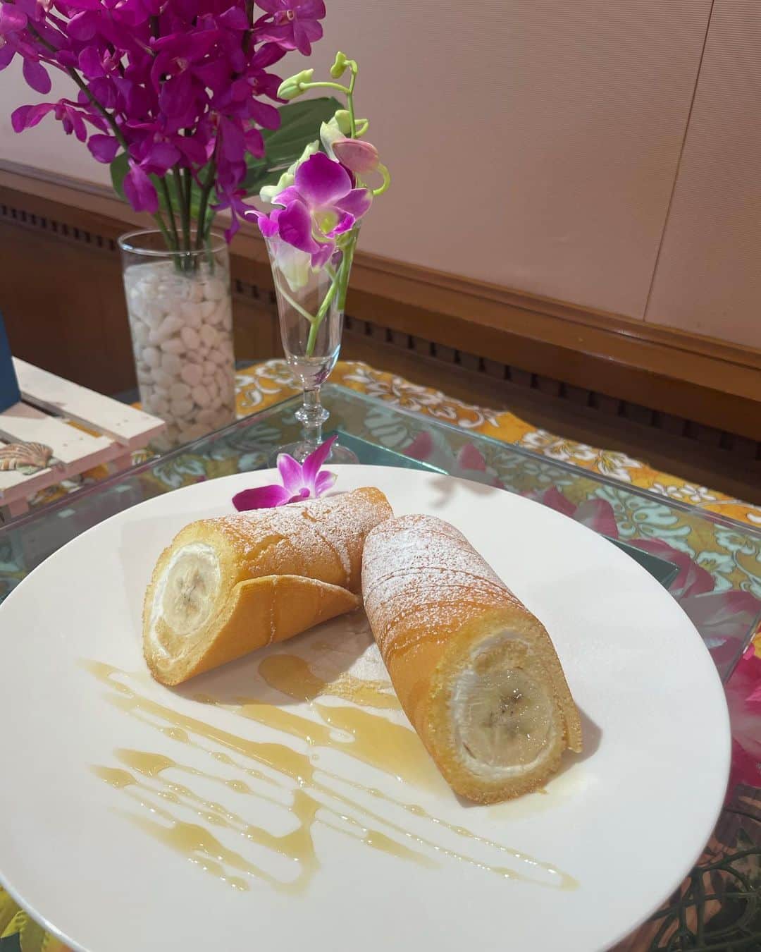 前田朝香さんのインスタグラム写真 - (前田朝香Instagram)「halekulani🌹🌷  ロコモコとかバナナロールパンケーキ、アビポケ、ハワイっぽいカレーとか🥞🍛🍔  ハレクラニのメニューが大阪で食べれます☺️🍽  限定のメニューも🗒  ちょっとランチにも良いですね✨✨  帝国ホテルのハレクラニフェア🌺 @imperialhotel_jp_official  6月末まで♡  ブラウスは @tarajarmon_jp 💋  #halekulani」6月2日 7時30分 - asakacha