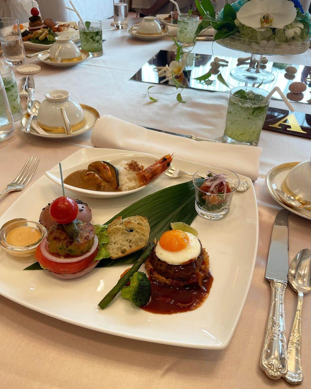 前田朝香さんのインスタグラム写真 - (前田朝香Instagram)「halekulani🌹🌷  ロコモコとかバナナロールパンケーキ、アビポケ、ハワイっぽいカレーとか🥞🍛🍔  ハレクラニのメニューが大阪で食べれます☺️🍽  限定のメニューも🗒  ちょっとランチにも良いですね✨✨  帝国ホテルのハレクラニフェア🌺 @imperialhotel_jp_official  6月末まで♡  ブラウスは @tarajarmon_jp 💋  #halekulani」6月2日 7時30分 - asakacha
