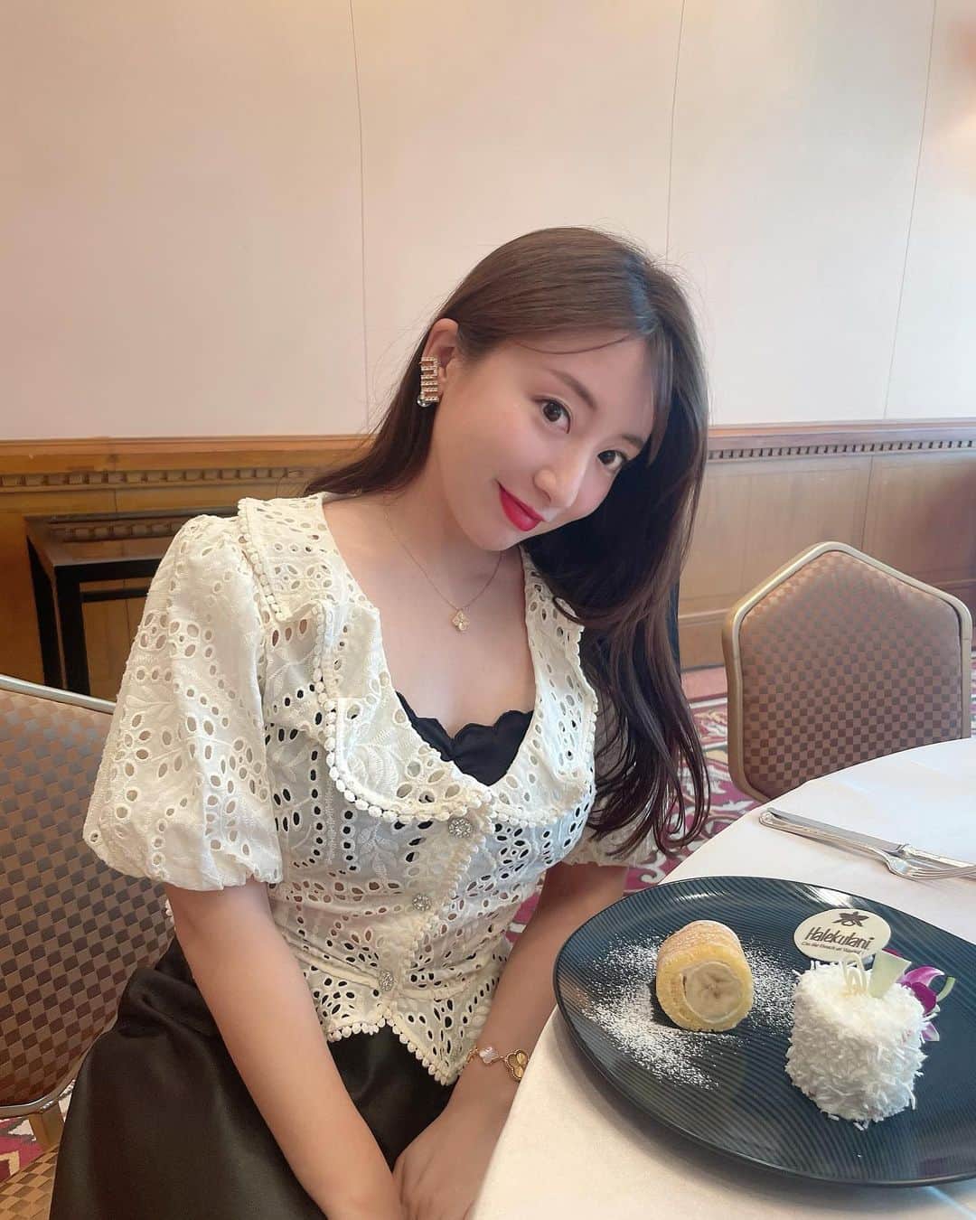 前田朝香さんのインスタグラム写真 - (前田朝香Instagram)「halekulani🌹🌷  ロコモコとかバナナロールパンケーキ、アビポケ、ハワイっぽいカレーとか🥞🍛🍔  ハレクラニのメニューが大阪で食べれます☺️🍽  限定のメニューも🗒  ちょっとランチにも良いですね✨✨  帝国ホテルのハレクラニフェア🌺 @imperialhotel_jp_official  6月末まで♡  ブラウスは @tarajarmon_jp 💋  #halekulani」6月2日 7時30分 - asakacha