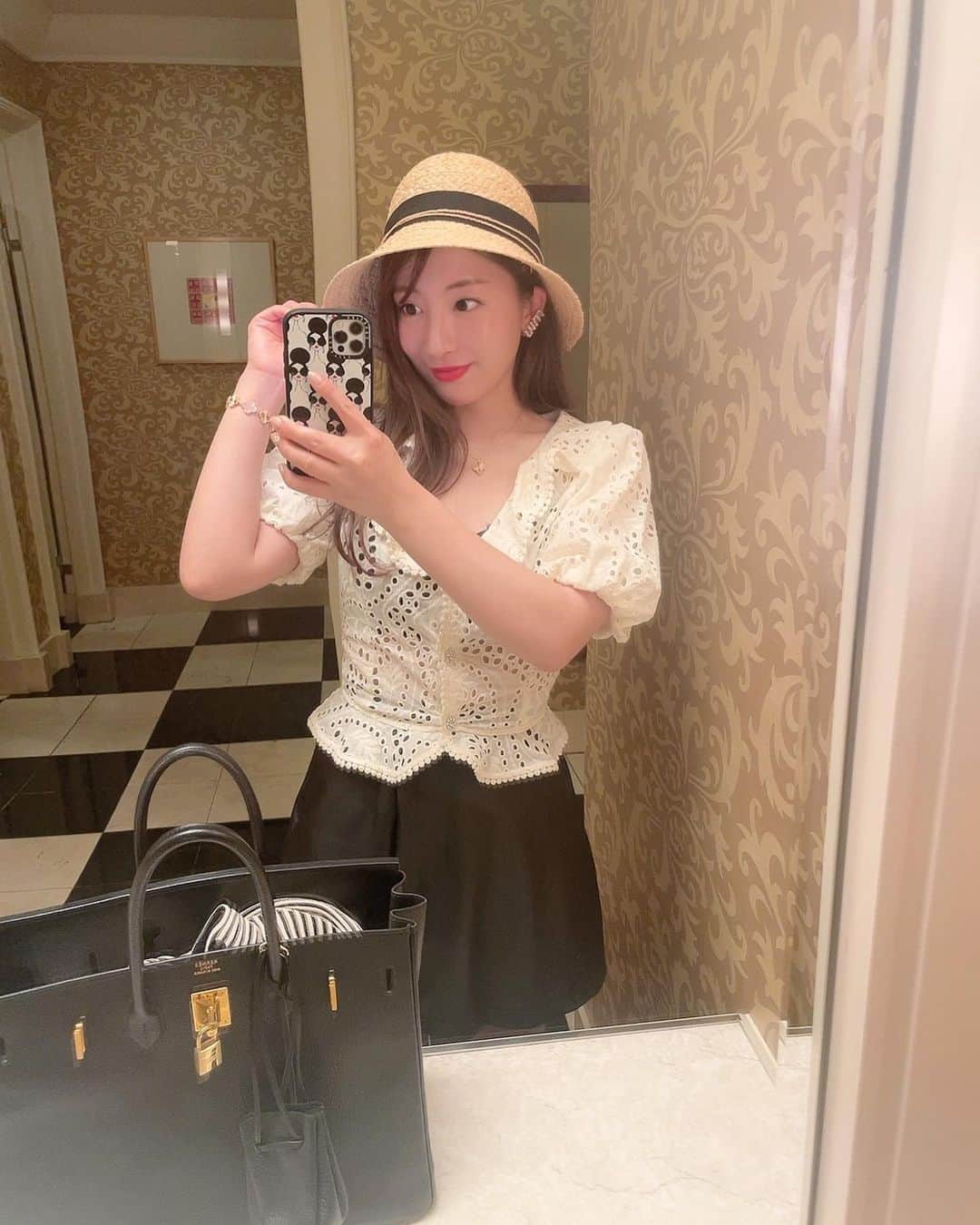 前田朝香さんのインスタグラム写真 - (前田朝香Instagram)「halekulani🌹🌷  ロコモコとかバナナロールパンケーキ、アビポケ、ハワイっぽいカレーとか🥞🍛🍔  ハレクラニのメニューが大阪で食べれます☺️🍽  限定のメニューも🗒  ちょっとランチにも良いですね✨✨  帝国ホテルのハレクラニフェア🌺 @imperialhotel_jp_official  6月末まで♡  ブラウスは @tarajarmon_jp 💋  #halekulani」6月2日 7時30分 - asakacha