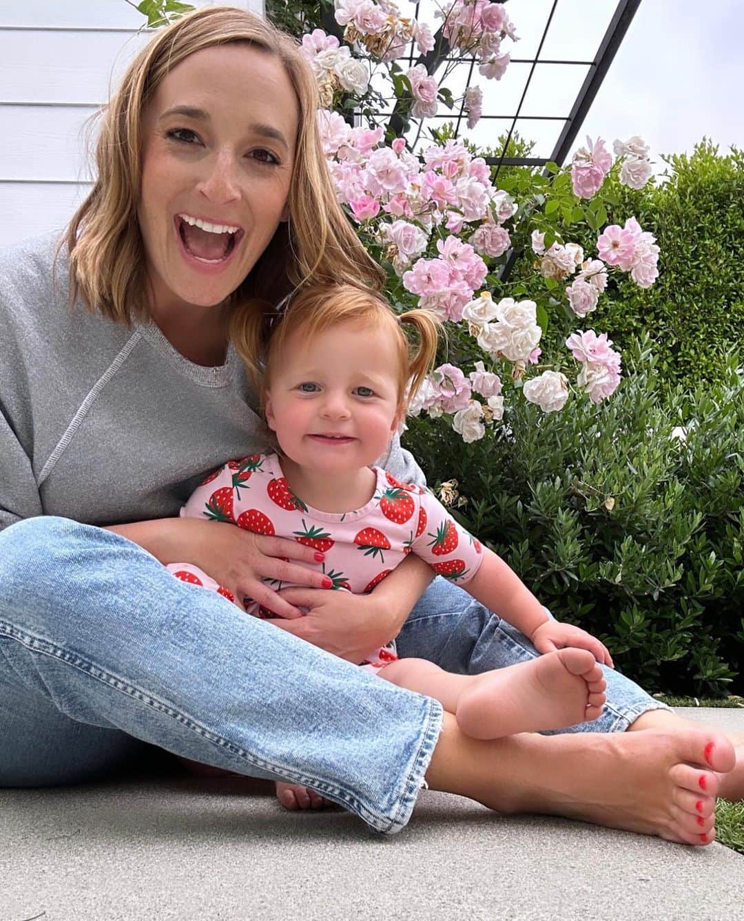 のインスタグラム：「This is 37! Complete with a pizza picnic in the backyard 🎂」