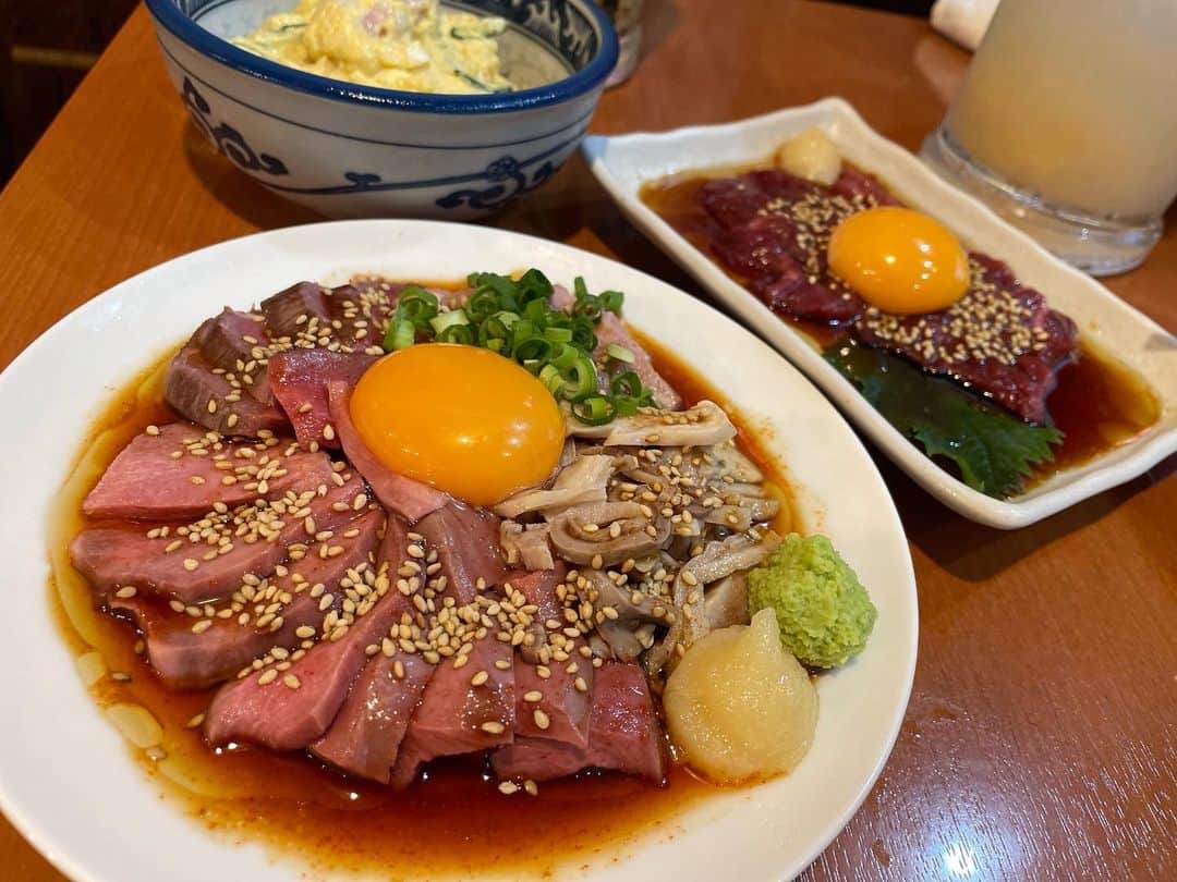 松浦麻里奈のインスタグラム：「毎日でも通いたい、最強コスパのもつ焼き酒場！！ もつ千赤坂店　@motsusen_akasaka　😁👍  まるごとグレープフルーツサワーが、斬新の見た目！！ 他のドリンクも大ジョッキに出来るのでお得満載！！  そして、料理がリーズナブルで量多い〜😏⭐  肉刺し5種ユッケは、豪華でこれだけでも お酒のおつまみ間違いなし！！ 卵と絡めて食べると、濃厚な味わいで あたしはワサビ付けて食べるの好き😙  ホルモン焼き、串焼き、お酒のレパートリーも多かった💯 タッチパネルの注文やし、写真も見れるから 注文しやすいのもgood！！  店内賑やかで、予約して行ったほうがいいかも😏👍  #もつ千赤坂店　#pr#赤坂グルメ　#赤坂ディナー #赤坂居酒屋　#居酒屋　#大衆酒場　#もつ千八丁堀店　#もつ千虎ノ門店」