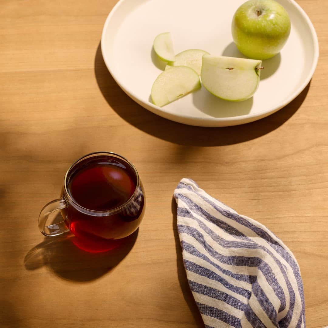 Blue Bottle Coffeeのインスタグラム：「Cheers to the beloved Colombia Los Vascos returning to our menus. Each sip of this rich, sweet coffee captures the enduring beauty of Colombia’s terroir. We roasted this lot for a balance of juicy citrus and caramel sweetness, a versatile summer coffee to savor iced or hot.  Since we started working with Los Vascos in 2015, we’ve seen this group of smallholder farmers challenge the status quo year after year, from prioritizing quality over quantity to farming organically. Order your bag via the link in bio.」