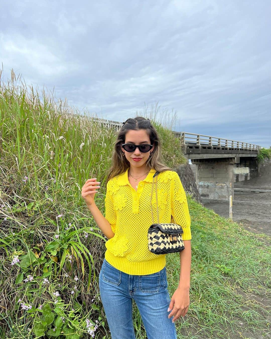 Rika Vanessaさんのインスタグラム写真 - (Rika VanessaInstagram)「@katespadejapan のテーマの  ” adventure” 🌼🌈🏝️  この夏はこのバッグと一緒に 行ったことのない街や新しい出会いの 冒険に出たい✨☀️ 楽しみだね🫶🏽  元気な黄色のトップスは形や花が可愛くて すごくお気に入り！ 水色のファーのミュールも堪らない🥹💕  kate spade new yorkのBagは いつものコーディネートを 華やかにしてくれるから 大好き💕  #katespadejapan  #ケイトスペードアドベンチャー  #ケイトスペードニューヨーク」6月2日 8時19分 - rikavanessa._
