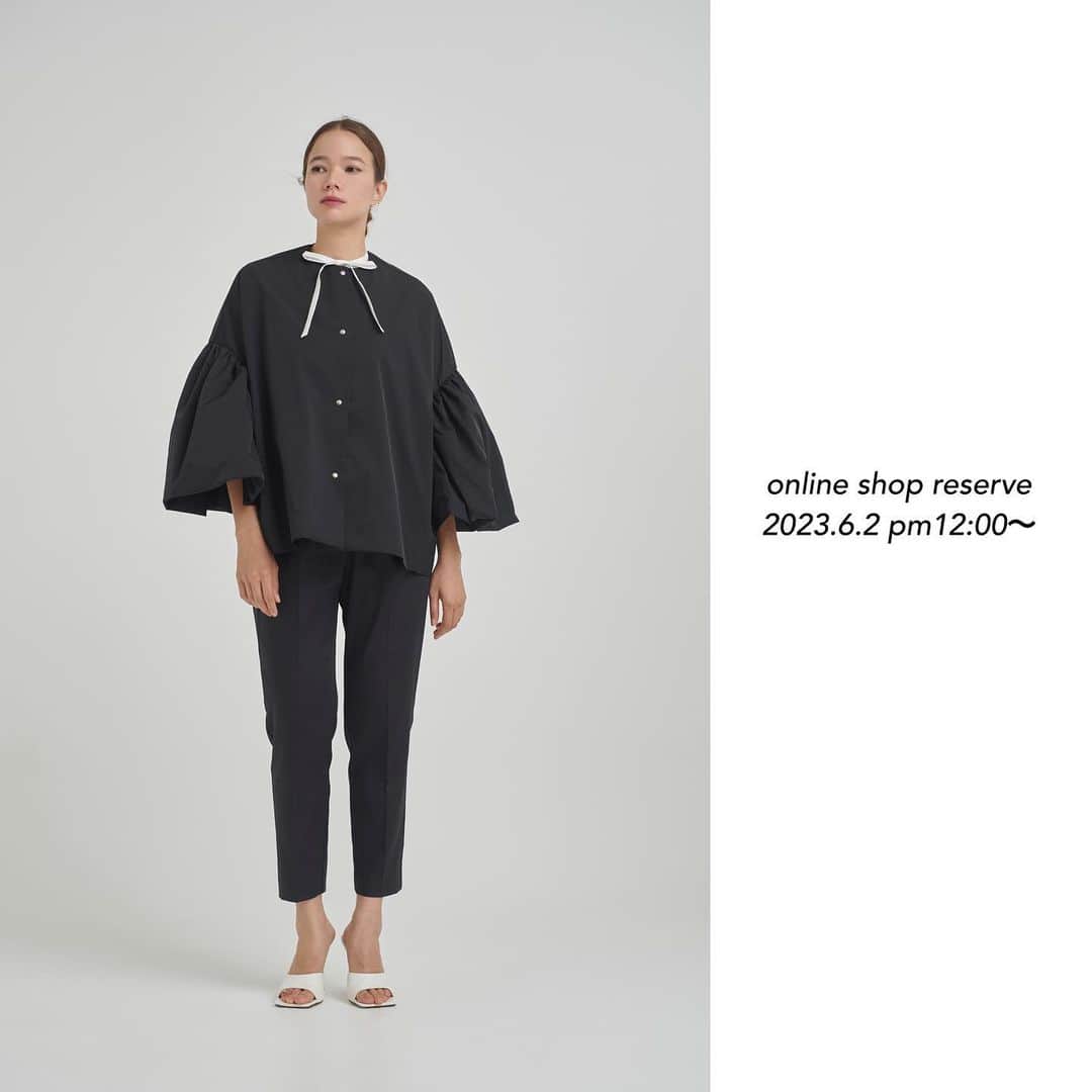 yoriのインスタグラム：「*online shop reserve*  本日6/2 pm12:00〜 6/4 pm22:00まで 下記の商品を予約販売 致します！  再入荷のお問合せの多い 撥水タフタバルーンジャケット。 ブラックのみの予約受付です！  #撥水タフタバルーンジャケット  col.ブラックのみ del.9月下旬お届け  #yori_japan」