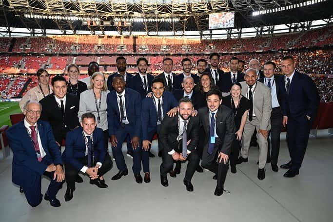 オーレリアン・シェジュさんのインスタグラム写真 - (オーレリアン・シェジュInstagram)「What a wonderful journey during these two last years, happy to have been part of the @uefa_official MIP4… #education #study #graduation #family #uefa ⚽️📚」6月2日 8時35分 - aurelienchedjou21