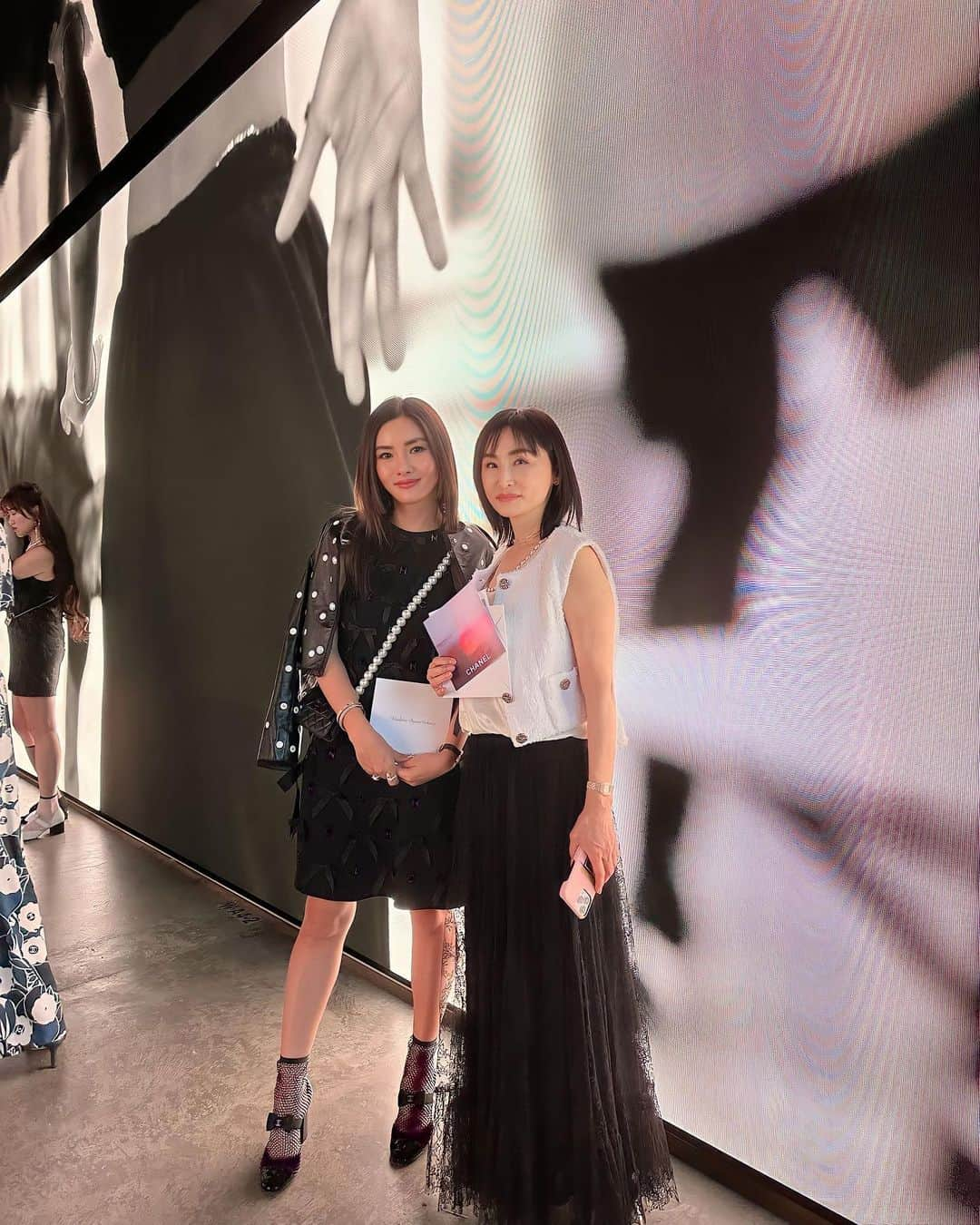 福王寺彩野さんのインスタグラム写真 - (福王寺彩野Instagram)「昨夜はママと久しぶりに @chanelofficial のshow&partyへ💫  大大大好きなパクソジュンやBLACKPINKのジェニも来ていて😍すっごく豪華なイベントでした🫶 楽しかったぁーーー😆💓  CHANELは一生my最愛ブランドです🥺❤️‍🔥 ご招待ありがとうございました💌✨  #CHANEL #chanelintokyo #chanelmetiersdart #chanelshow #シャネル #motheranddaughter #母娘コーデ #monochrome」6月2日 8時48分 - ayano_fukuoji