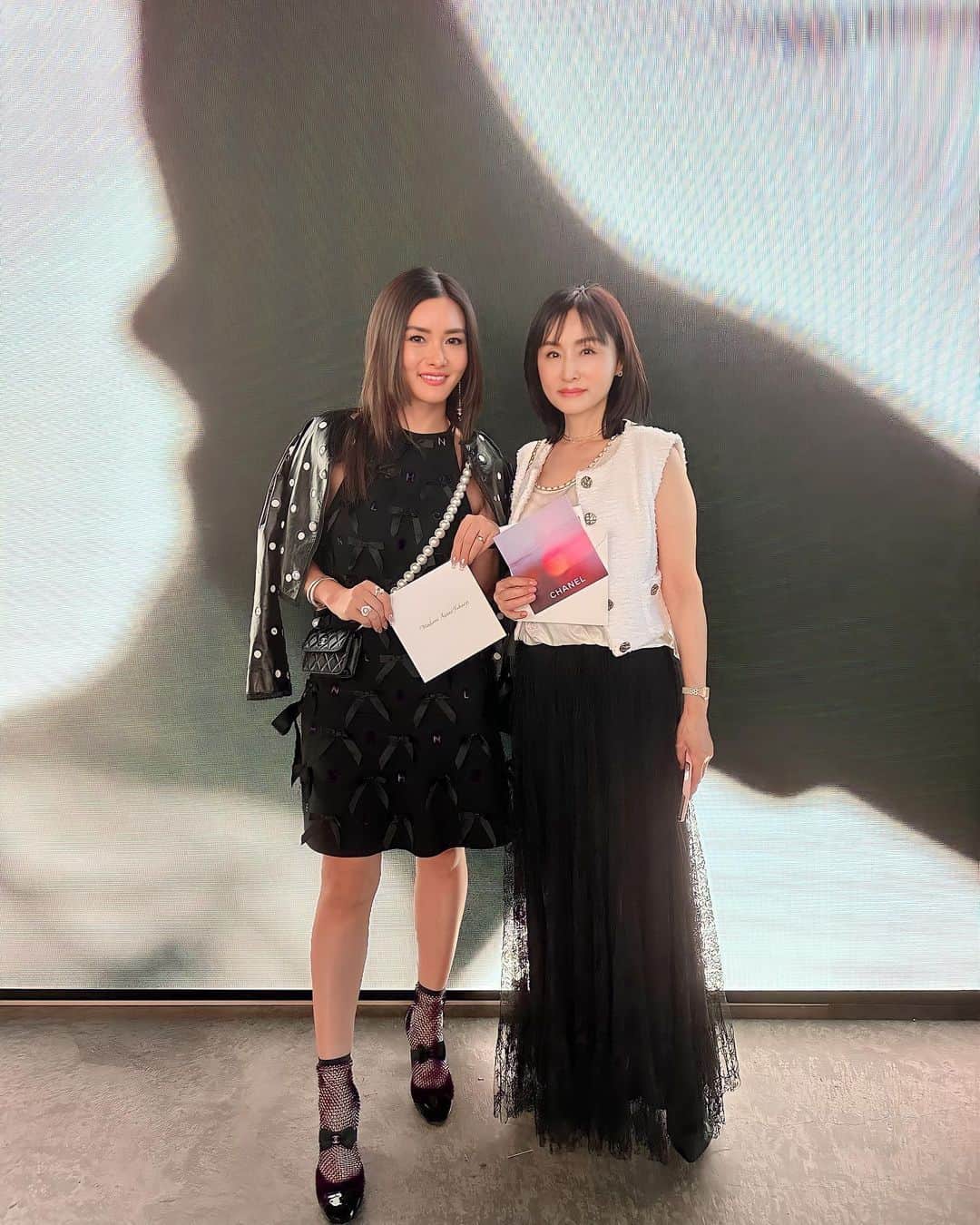 福王寺彩野のインスタグラム：「昨夜はママと久しぶりに @chanelofficial のshow&partyへ💫  大大大好きなパクソジュンやBLACKPINKのジェニも来ていて😍すっごく豪華なイベントでした🫶 楽しかったぁーーー😆💓  CHANELは一生my最愛ブランドです🥺❤️‍🔥 ご招待ありがとうございました💌✨  #CHANEL #chanelintokyo #chanelmetiersdart #chanelshow #シャネル #motheranddaughter #母娘コーデ #monochrome」