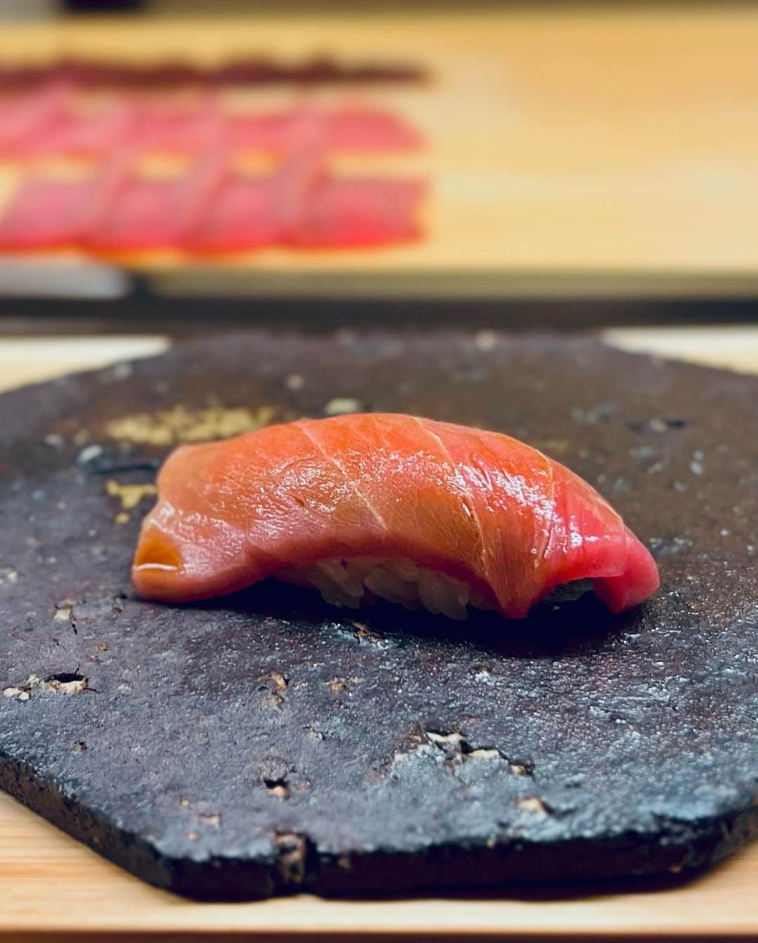 ケス Keisuiのインスタグラム：「移転後おはつの @sushi.shunji へ。 @mark_rosati sama の予約だったので僕が来るとは思ってなくってめちゃ驚いてたのが可愛かったです🥰  どれも綺麗で美味しくて、またすぐお邪魔したいお店の1つ。帰国したらすぐ行きたい🫶🫶  しゅんちゃんは、かっぱ巻きが得意やで😋  #鮨 #すし #sushi #Worlds50Best #Asias50Best #50BestDiscovery #50besttastehunter」