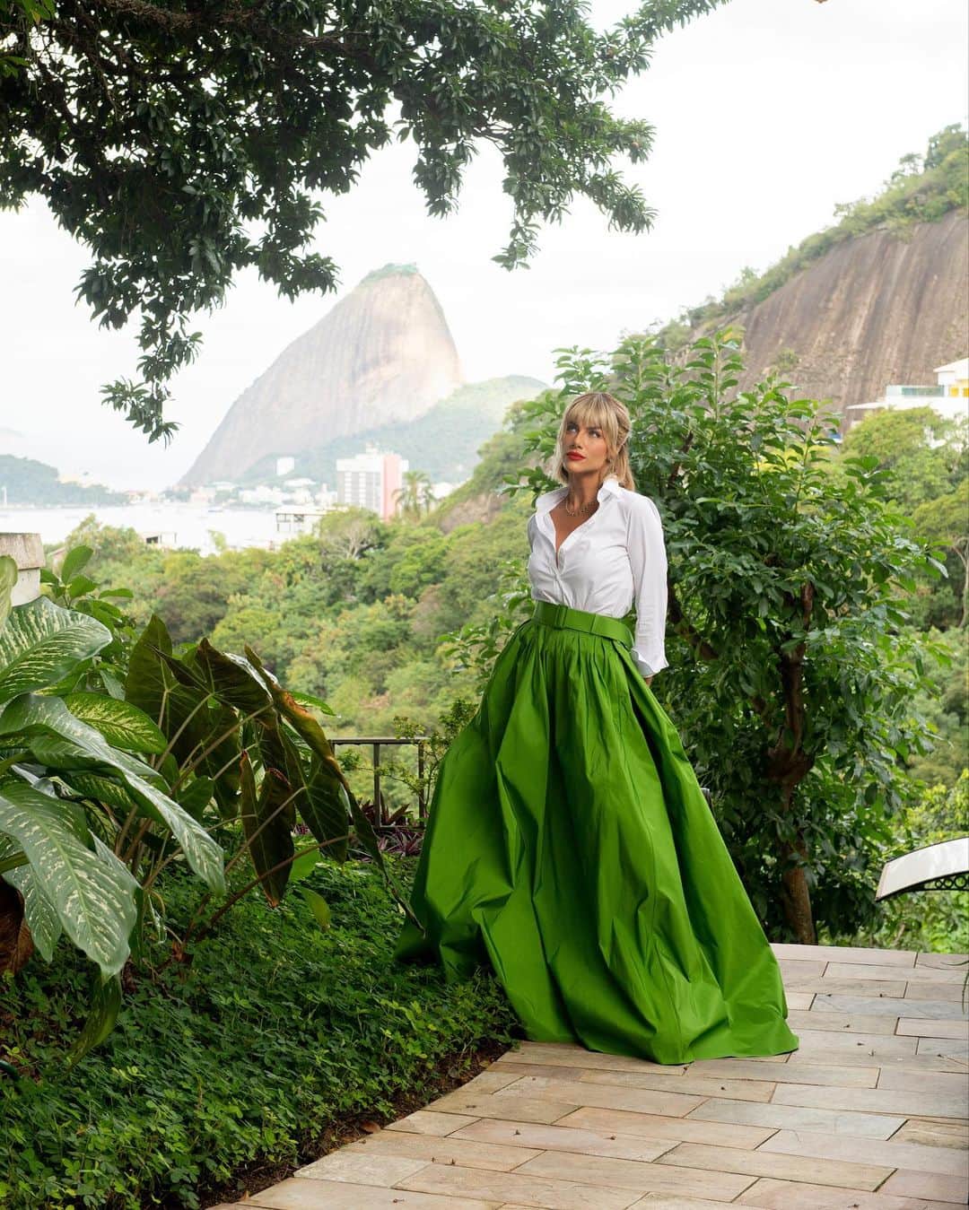 Giovanna Ewbankのインスタグラム：「Hoje foi dia de celebrar o Brasil, a cultura e a estética brasileira através da moda.  E como vcs sabem que moda é um assunto que eu AMO! Aceitei feliz da vida o convite de @carolinaherrera para representar a marca no momento mais histórico dela no Brasil!   Estão prontos pra coleção resort 2024 e pro lançamento global da fragrância Good Girl Blush?  Eu tô mais que pronta! #HerreraInRio #CarolinaHerreraResort2024 | publi 🤍」