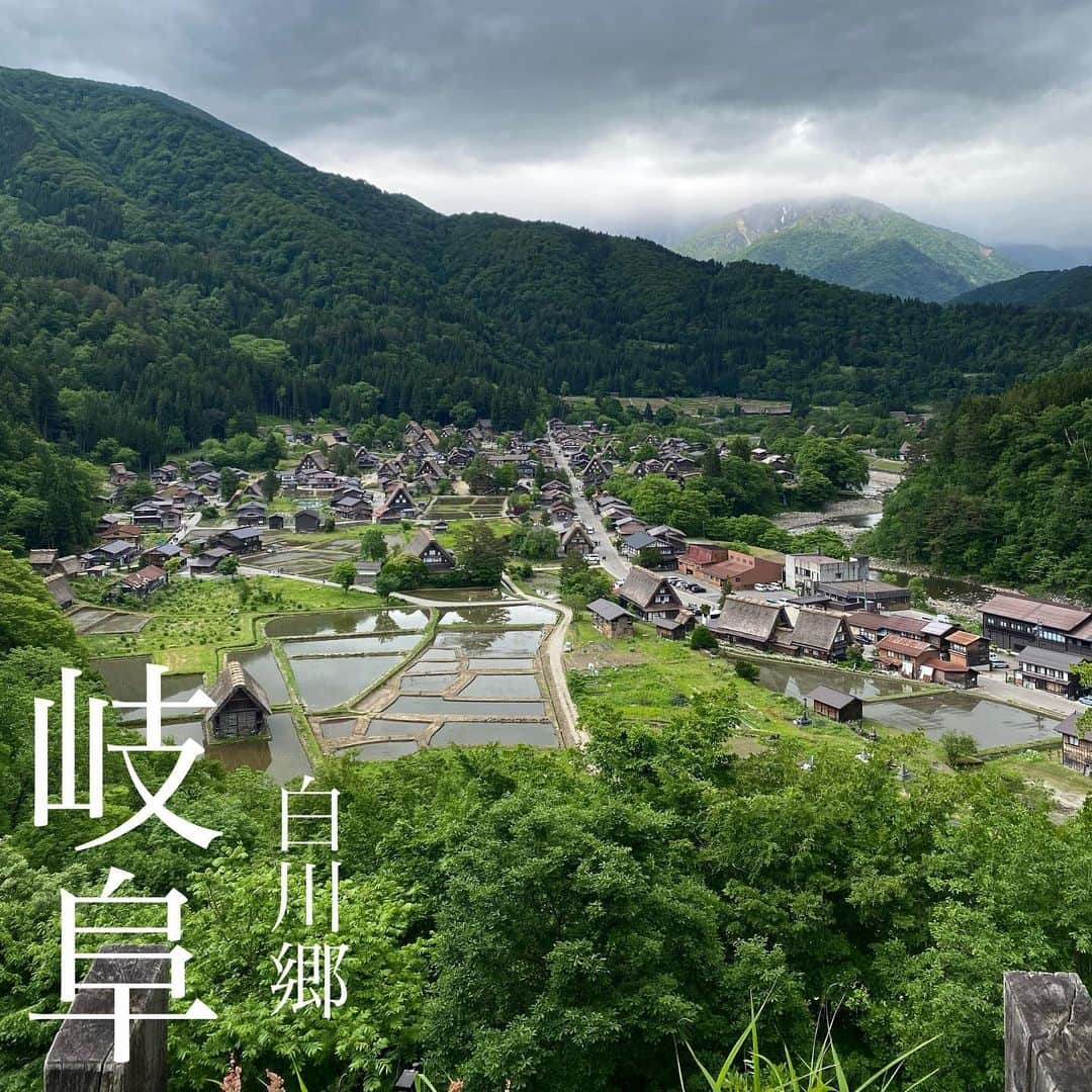 飛騨高山 旅館あすなろのインスタグラム：「. 当館から車で40分ほどの世界遺産白川郷 白川郷は世界遺産に登録されている"合掌造り集落"です 100棟以上の合掌造りが残っていて今もそこで人々の生活が営まれております  この景色は"荻町城跡展望台"から撮影しました  とても素敵な街並みです🫶 是非高山から遊びに行ってみてください  展望台にある白川郷チュロスがサクサクでとても美味しかったです🥨  ーーーーーーーーーーーーーーーー 旅館あすなろ（@ryokanasunaro） 飛騨高山の伝統文化を映す宿 〒506-0008 岐阜県高山市初田町2丁目96-2 TEL:0577-33-5551 HP:https://www.yado-asunaro.com ーーーーーーーーーーーーーーーー  #旅館あすなろ#あすなろ#高山旅行#国内旅行 #飛騨高山#温泉旅行 #takayama#japan#onsen#asunaro #japantravel#japantrip#gifu #world heritage #shirakawago#白川郷」