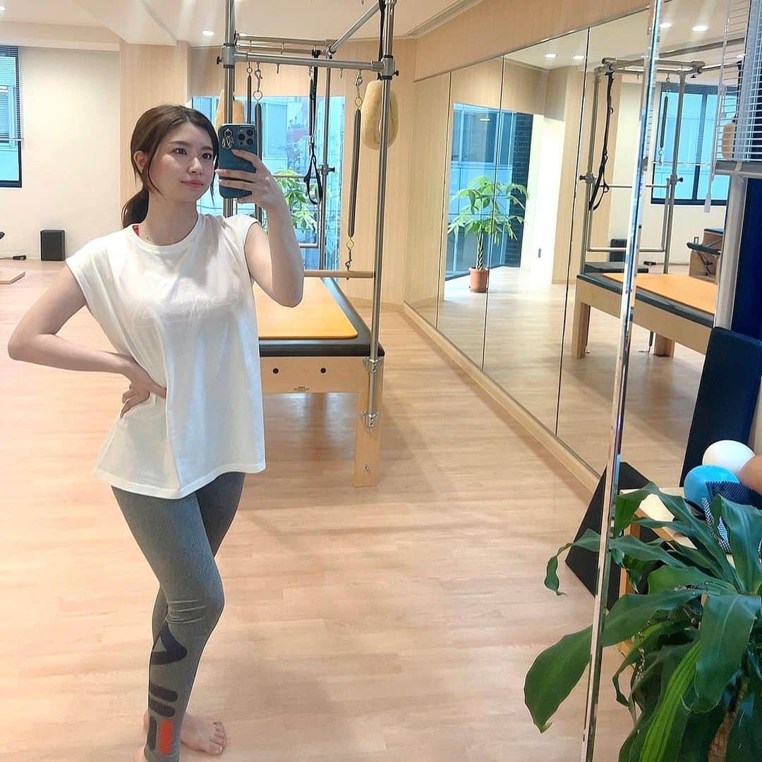 八軒あやねのインスタグラム：「ピラティス2回目🧘‍♀️ @pilatesstudio_vitarise   今回もみっちり🔥 内腿が弱いのでそこを重点的に✨  前腿の貼りや反り腰も治していけたらいいなぁ😊  ピラティスは 正しい骨格を意識しながら 体感を鍛えるエクササイズ🧘‍♀️  元はリハビリのために考案されたメソッドなので、 体に負担をかけることなくインナーマッスルを鍛える🔥  1つ1つの動きがインナーマッスルに効いてすぐにプルプルになります。笑  夏に向けてボディメイクまだまだ頑張ります🫡✨  #ピラティススタジオ大阪 #vitarise #ピラティスデビュー　#肩凝り改善 #ストレートネック　#ボディメンテナンス #関西モデル　#pr」