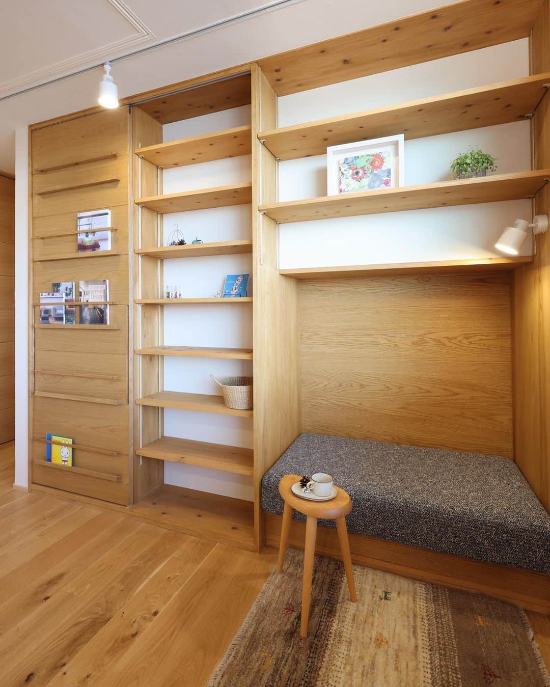 安成工務店さんのインスタグラム写真 - (安成工務店Instagram)「2階ホールには壁際を有効活用したベンチ付きの図書スペースを。ベンチ横には手元を照らす照明も設けました。  more photos…@yasunari_komuten  ...............  💡暮らしの中の“ちょっといいな”を集めました @yasunari_life  💡安成工務店がご提案する家具ショップ @ecoshop_com  ...............  #安成工務店 #yasunari #工務店 #注文住宅 #住宅 #木の家 #木造 #一戸建て #新築 #マイホーム #省エネ住宅 #エネルギー自給 #自然素材 #OMソーラー #家 #無垢材 #山口県 #福岡県 #季節を楽しむ #津江杉 #珪藻土 #セルロースファイバー断熱材 #輪掛乾燥材 #家造り #家づくり記録」6月2日 8時47分 - yasunari_komuten