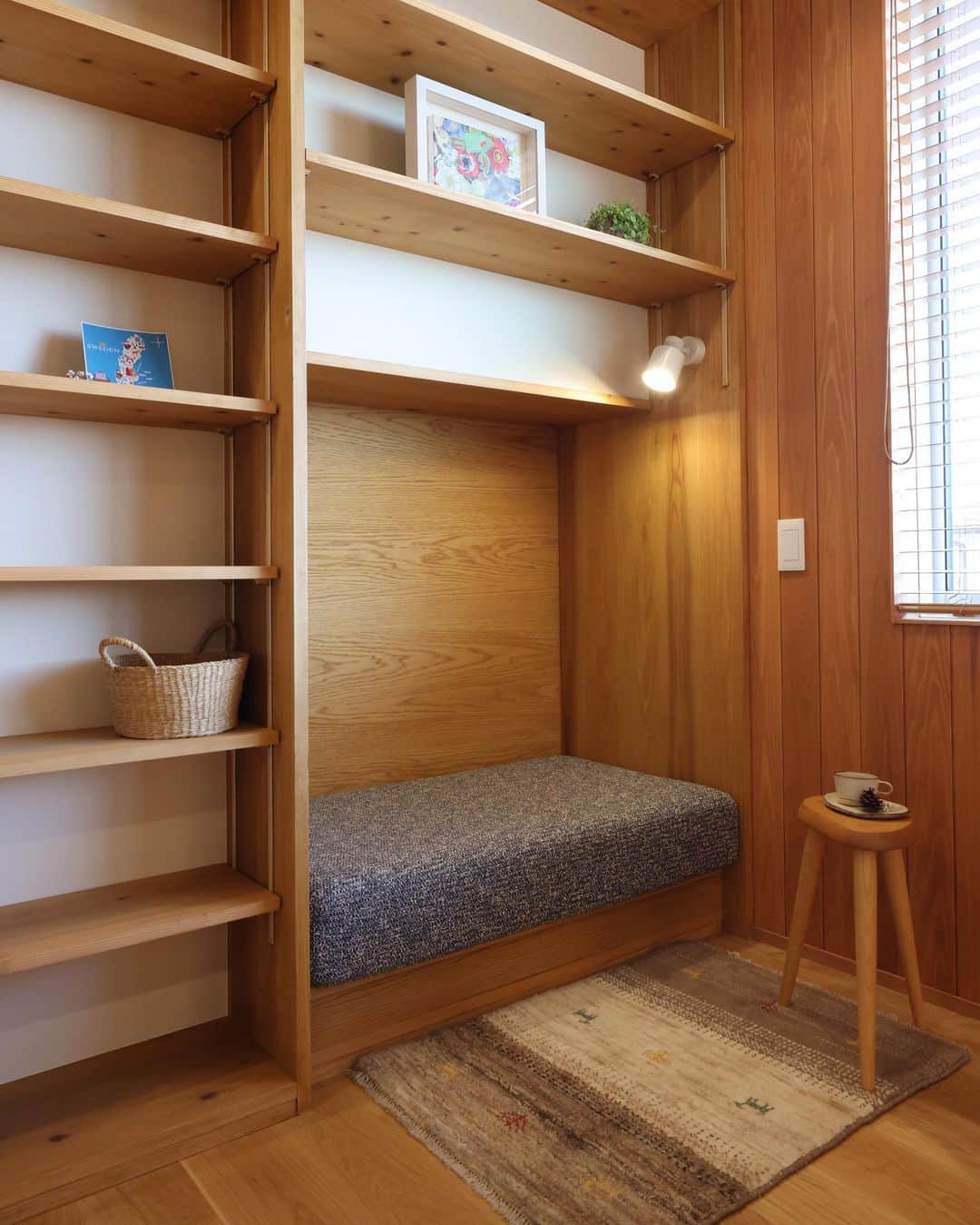 安成工務店さんのインスタグラム写真 - (安成工務店Instagram)「2階ホールには壁際を有効活用したベンチ付きの図書スペースを。ベンチ横には手元を照らす照明も設けました。  more photos…@yasunari_komuten  ...............  💡暮らしの中の“ちょっといいな”を集めました @yasunari_life  💡安成工務店がご提案する家具ショップ @ecoshop_com  ...............  #安成工務店 #yasunari #工務店 #注文住宅 #住宅 #木の家 #木造 #一戸建て #新築 #マイホーム #省エネ住宅 #エネルギー自給 #自然素材 #OMソーラー #家 #無垢材 #山口県 #福岡県 #季節を楽しむ #津江杉 #珪藻土 #セルロースファイバー断熱材 #輪掛乾燥材 #家造り #家づくり記録」6月2日 8時47分 - yasunari_komuten