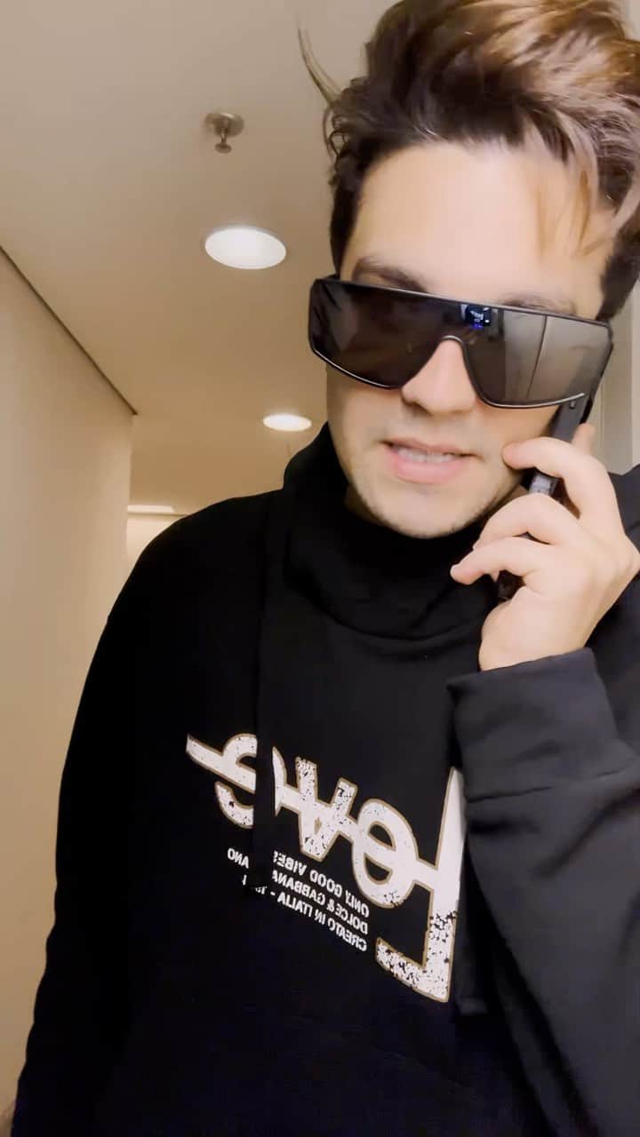 ルアン・サンタナのインスタグラム：「você trabalha na minha equipe e vai me ajudar a escolher a minha próxima música de trabalho.」