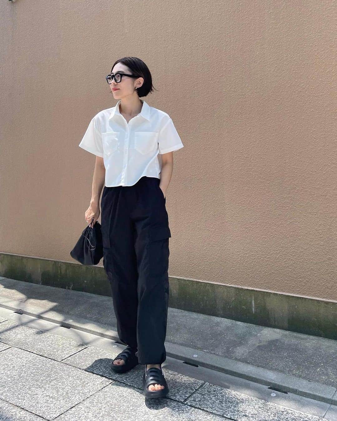 akiさんのインスタグラム写真 - (akiInstagram)「カーゴパンツ1つで今年らしくなるモノトーンコーデ🌈 @uniqlo  @uniqlo_with @uniqlo_jp  イージーカーゴパンツはMにしたんだけど、ウエストがちょっと大きめでぎゅんとかなり結んで履いてます〜丈は良いかんじ🙆🏻 再入荷したbonlecillのハーフスリーブシャツはショート丈でカーゴパンツと相性💯💕  tops: @bonlecill_official  pant: @uniqlo_jp @uniqlo  sandal: @uggjapan  bag: @mediam_official  #aki7_ootd #outfit #ootd #mama #instafashion #fashion  #uniqlo#uniqloコーデ #ugg #bonlecill #ボンルシール #新商品#再入荷  #シャツ #シャツコーデ #半袖シャツ #クロップド丈 #ショート丈 #ショート丈トップス #zozotown」6月2日 9時06分 - 7_aki_7