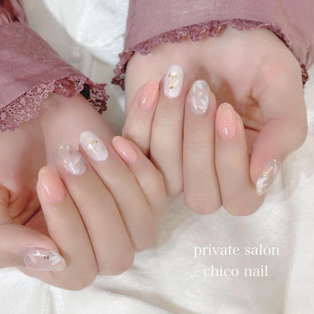 愛内みさのインスタグラム：「・ 新色のマカロンカラー○*  ୨୧┈┈┈┈┈┈┈┈┈┈┈┈┈┈┈┈┈┈┈┈┈┈┈  中目黒駅から徒歩3分『chico nail』  【営業時間】  平日 10:30〜最終受付18:30 土日祝 11:00〜最終受付17:00  【ご予約・お問い合わせ】 ▫︎LINE @chiconail  〒153-0051 東京都目黒区上目黒2-13-6 神田屋ビル402   design account @chiconail_0331   ୨୧┈┈┈┈┈┈┈┈┈┈┈┈┈┈┈┈┈┈┈┈┈┈┈  chico nailはこんな方におすすめ  ▪︎個室のプライベート空間で施術時間を過ごしたい  ▪︎丁寧なケアでもちのよいジェルネイルを楽しみたい  ▪︎上品と可愛いを両方とりいれたい  ▪︎淡いカラーがすき  ▪︎デザインやカラーを一緒に考えて欲しい、お任せしたい  ▪︎周りを気にせずお喋りしたい  ▪︎施術中は映画やドラマをみてゆっくり過ごしたい (Netflix、Amazon primeなど完備☺︎)  一人一人に寄り添って 丁寧に施術いたします☺️  持ち込みデザインは内容によって 料金と施術時間が変わります。 ご予約、ご相談はお気軽にLINEからお問い合わせください☺︎  ･─･･─･･─･･─･･─･･─･･─･─･･─･･─･─･･─･ #hpb_nail#ガーリーネイル#お花ネイル#ピンクネイル#きれいめネイル#春ネイル#オフィスネイル#シンプルネイル#ちゅるんネイル#ブライダルネイル#大人可愛い憧れネイル#中目黒ネイルサロンchiconail#チコネイル#中目黒ネイル#上品ネイル#目黒ネイル#シンプルネイル#パラジェル#中目黒#目黒#目黒ネイル#プライベートサロン#大人コーデ#ショートネイル#パラジェル登録サロン#네일스타그램#네일」