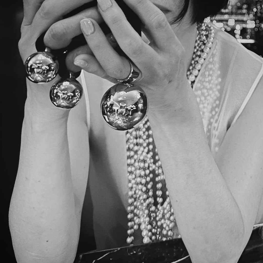 風間ゆみえのインスタグラム：「おけいセンセのアクセサリー使いが素敵。  あ、CHANELのネックレスや、ブローチが写ってない… けど香水瓶を模ったペンダントも重ねているの。  @1030kei」