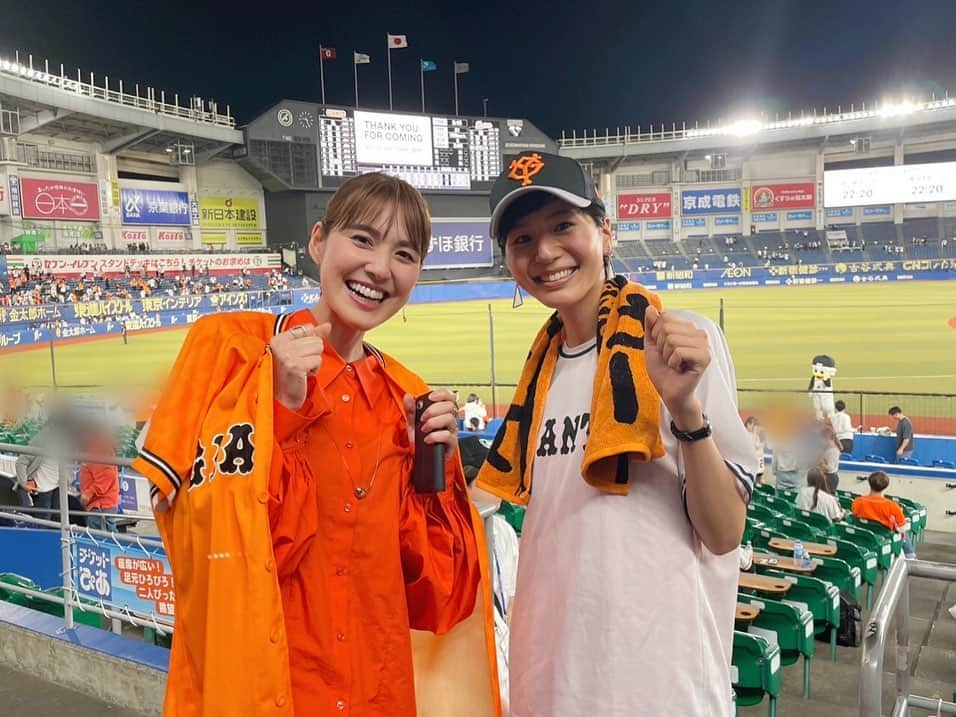 佐藤由季さんのインスタグラム写真 - (佐藤由季Instagram)「#セパ交流戦 2023⚾️ ジャイアンツvsマリーンズ @ZOZOマリンスタジアム 観戦に行ってきました⚾️  しかも念願叶ってG女同士で行けた🧡 bayfm仲間🎙モデルの #菖蒲理乃 さん @shobuayano と思いっきり声を出して応援🗣応援歌も歌えるしハイタッチも出来るし 菖蒲さんはスカートがオレンジだったし🧡 ジャイアンツ愛を存分に発揮出来ました！  序盤はテンポの良い攻撃に盛り上がったり 中盤は我慢の時間で身体に力が入ったり 終盤はヒヤヒヤしながらも全力応援 やはり現地でジャイアンツファン同士で 一喜一憂出来るのは嬉しい😍 しかも現地観戦の勝利は #最高でーす 🧡  次はいつにしよう〜 遠征も行きたい〜 他球場も気になる〜 と早速次の予定を話しているので😎 現地でお会いした時には 皆さん宜しくお願いします⚾️  菖蒲さんから #エスコンフィールド北海道 のお土産も ありがとうございます😍 あぁ〜行ってみたいなぁ〜⚾️  #野球観戦  #GIANTS  #ジャイアンツファン  #実はbayfmスタッフTさんも参戦 ⚾️ #bayfmジャイアンツ会を作りたい 🧡 #フリーアナウンサー  #佐藤由季  #オレンジ たっぷりで行きました🧡 #なんだか中継に映っていたらしいです 🫣 #現地でのビールも最高 🍻」6月2日 9時14分 - yukisato0710