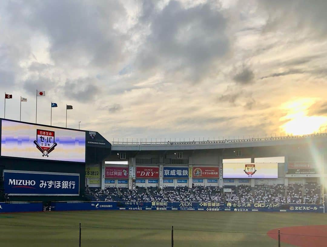 佐藤由季さんのインスタグラム写真 - (佐藤由季Instagram)「#セパ交流戦 2023⚾️ ジャイアンツvsマリーンズ @ZOZOマリンスタジアム 観戦に行ってきました⚾️  しかも念願叶ってG女同士で行けた🧡 bayfm仲間🎙モデルの #菖蒲理乃 さん @shobuayano と思いっきり声を出して応援🗣応援歌も歌えるしハイタッチも出来るし 菖蒲さんはスカートがオレンジだったし🧡 ジャイアンツ愛を存分に発揮出来ました！  序盤はテンポの良い攻撃に盛り上がったり 中盤は我慢の時間で身体に力が入ったり 終盤はヒヤヒヤしながらも全力応援 やはり現地でジャイアンツファン同士で 一喜一憂出来るのは嬉しい😍 しかも現地観戦の勝利は #最高でーす 🧡  次はいつにしよう〜 遠征も行きたい〜 他球場も気になる〜 と早速次の予定を話しているので😎 現地でお会いした時には 皆さん宜しくお願いします⚾️  菖蒲さんから #エスコンフィールド北海道 のお土産も ありがとうございます😍 あぁ〜行ってみたいなぁ〜⚾️  #野球観戦  #GIANTS  #ジャイアンツファン  #実はbayfmスタッフTさんも参戦 ⚾️ #bayfmジャイアンツ会を作りたい 🧡 #フリーアナウンサー  #佐藤由季  #オレンジ たっぷりで行きました🧡 #なんだか中継に映っていたらしいです 🫣 #現地でのビールも最高 🍻」6月2日 9時14分 - yukisato0710