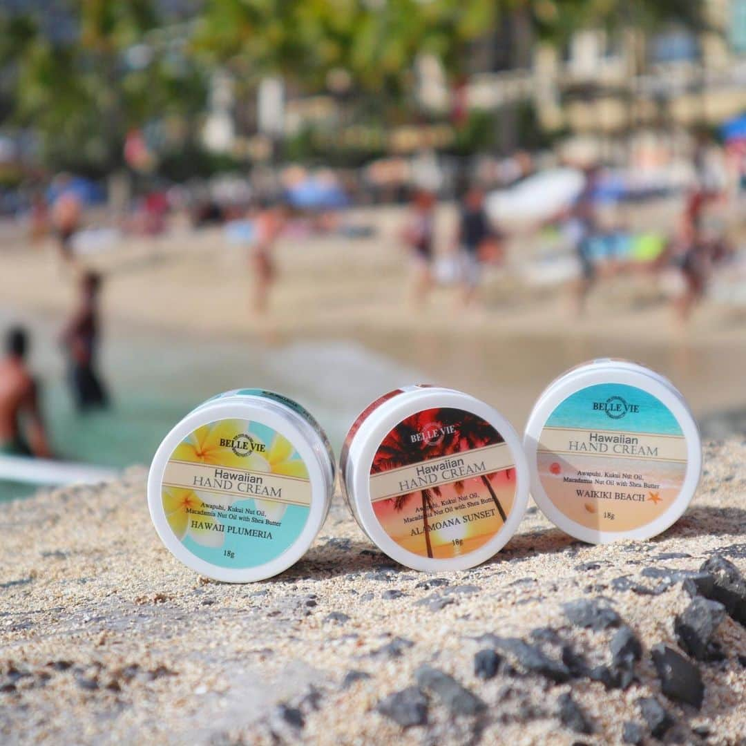 Belle Vie Hawaiiさんのインスタグラム写真 - (Belle Vie HawaiiInstagram)「Hawaiian Fragrance Line Hand Cream  ハワイの香りのハンドクリーム🌴  オーガニックシアバターのほか ククイやマカデミアナッツオイルを たっぷり配合🤙  南国ハワイを思わせるフレグランスが、 手指だけでなく心まで癒してくれそう💕  今なら、サイトリニューアル5周年記念セールで30%オフでお求めいただけます👏  クーポンコード:BLV5HP ご注文はプロフィールのリンクからどうぞ😘 →@belleviehawaii  サイトリニューアル5周年記念セール📣 ベルヴィーオリジナル商品全品30%オフ クーポンコード: BLV5HP セール期間:6月3日（土）まで ※店頭ハワイ時間/WEB日本時間 ※WEB注文上記クーポン利用で割引適用 ※定期購入セール除外  店頭営業時間: 10am-8pm 無休 上記以外にも店頭だけのお買い得商品多数あり😃 詳しくは店頭でお尋ねください  Open Daily 10am-8pm Instagram in English @belleviehawaii.en   #handcream  #ハンドクリーム  #ハワイの香り  #人気商品  #ハワイ土産  #プルメリアの香り  #今がチャンス」6月2日 9時07分 - belleviehawaii