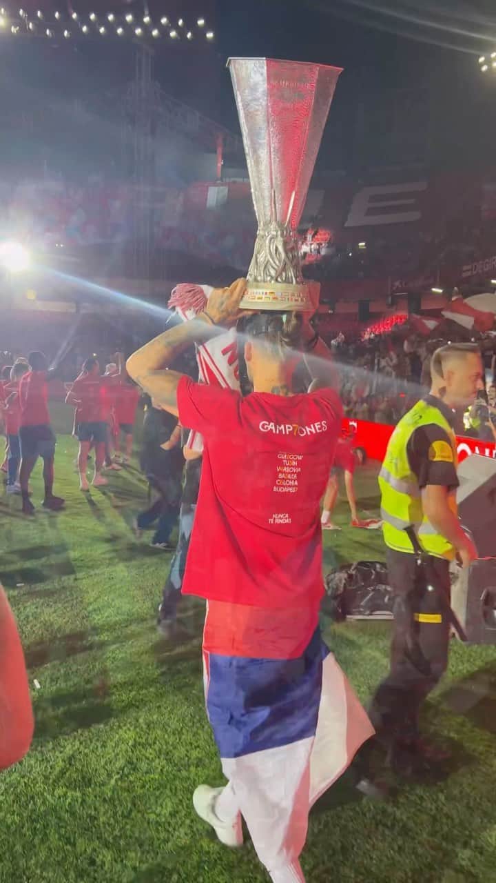 セビージャFCのインスタグラム：「❤️ ¡Noche 𝗜𝗡𝗢𝗟𝗩𝗜𝗗𝗔𝗕𝗟𝗘 con los 𝗖𝗔𝗠𝗣𝗘𝗢𝗡𝗘𝗦! 👏🏻  #WeareSevilla #NuncaTeRindas #uel #champions #sevillafc #sevilla #NadieLaQuiereComoNosotros」