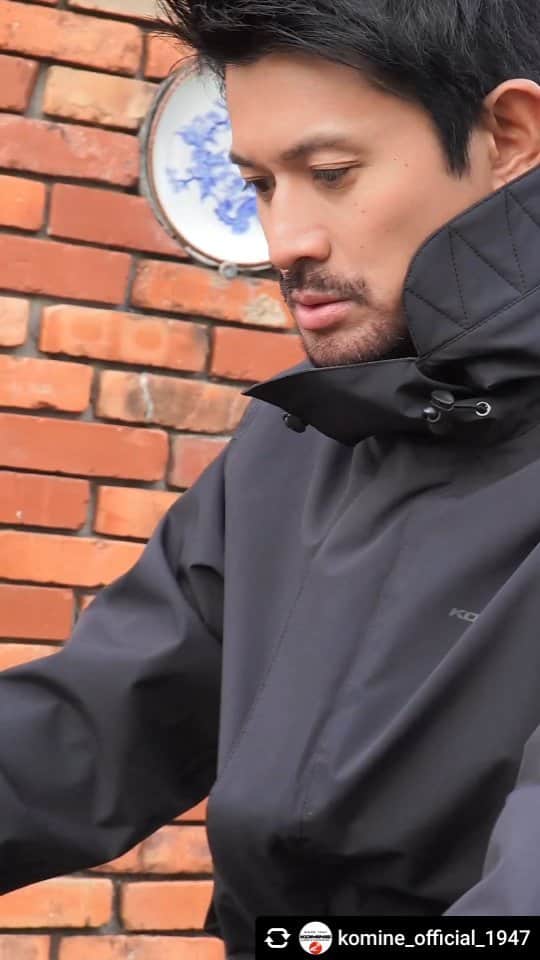 山下晃和のインスタグラム：「【MOTO】KOMINE RAIN COAT  Posted @withregram • @komine_official_1947 早くも始まった梅雨の季節に 耐水度 42,000mm　透湿度 16,000g/㎡・24h どちらも高いレベルを実証し耐久超撥水3レイヤー生地のモッズレインコート RK-551 http://komineshop.shop21.makeshop.jp/shopdetail/000000009143/  23SS PV https://youtu.be/pk6u4RhcBT0  #komine #コミネ #バイク用レインウエア #胸部プロテクター #ツーリング  #バイク」