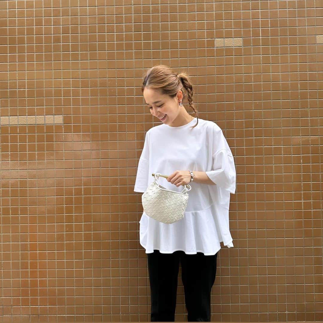 外村久美子さんのインスタグラム写真 - (外村久美子Instagram)「・ ペプラムにスティックパンツで 〝ザyori 〟な日。 やっぱり可愛いね❤︎❤︎❤︎  #cordinate  #yori_japan  #bottegaveneta」6月2日 9時17分 - kummy153