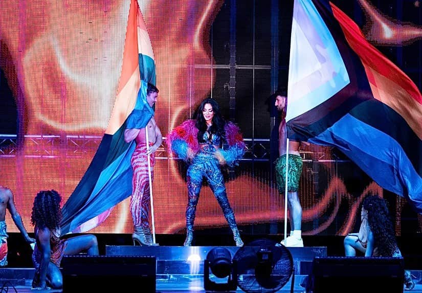 ニコール・シャージンガーのインスタグラム：「Kicking off #Pride month reminiscing of the epic time we had at Sydney World Pride ‘23. Raising our flags high 🏳️‍🌈🏳️‍⚧️ embracing love and celebrating diversity! ❤️🧡💛💚💙💜」