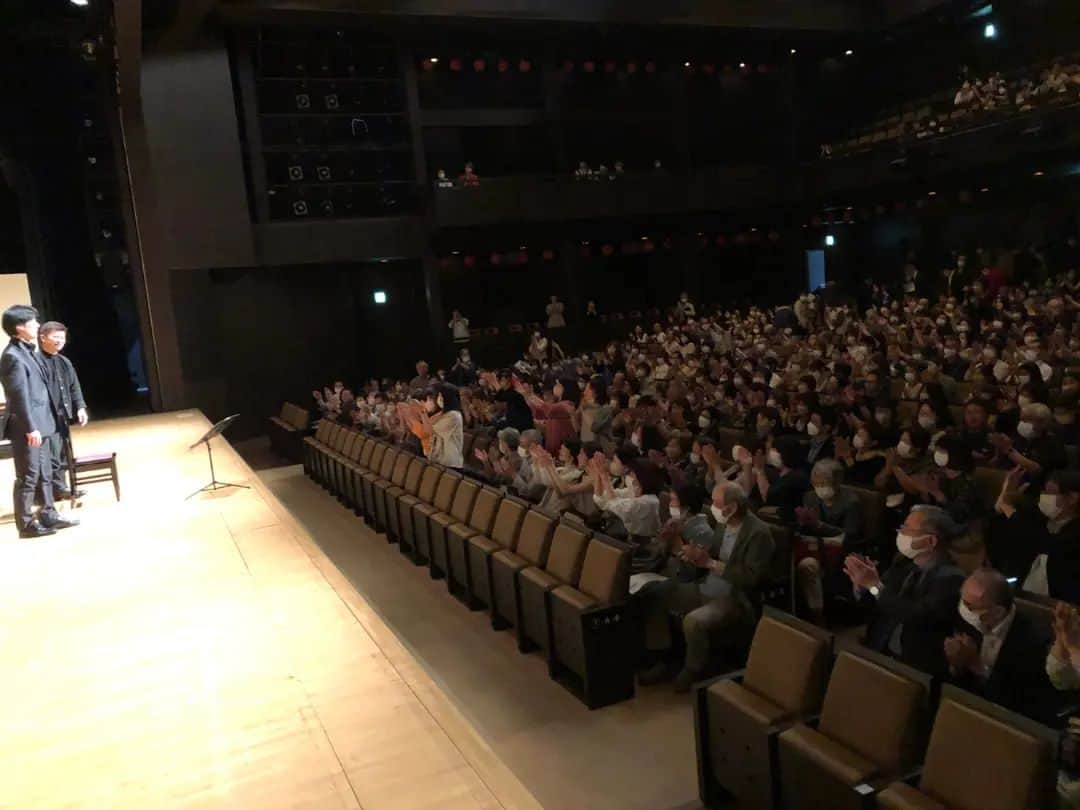 福間洸太朗のインスタグラム：「Last Sunday we played in the Runessa Nagato, Yamaguchi. This venue was initially made for Kabuki, Nô, Bunraku Theater, and it has a quite unique style and the side seats are actually "Zashiki", you are supposed to sit on the tatami floor (there a cushion of course). I enjoyed the atmosphere.   The legend of figure skating, Midori Ito came to our concert!  Thank you!  日曜日は山口県長門市のルネッサながとで宮田大さんとのデュオリサイタルでした。この会館は歌舞伎やお能、文楽など日本の伝統芸能の上演を考慮して建てられたようで、ホール内に提灯があったりサイドは座敷になってたり、面白かったです。 私達の情熱ボルテージが上がるとともにお客様の熱気も伝わってきて嬉しかったです。  こちらの公演には、先日ドイツの大会で私の演奏音源DE素晴らしい演技を披露されたばかりの伊藤みどりさんがいらしてくださいました。😆🍀  お越しくださった皆様、主催者の皆様、宮田大さん、有難う御座いました！  #Yamaguchi #Nagato #runessanagato #rachmaninoff #daimiyata #cellist #midoriito #山口県 #長門市 #ルネッサながと #ラフマニノフ #宮田大 #チェリスト #伊藤みどり」