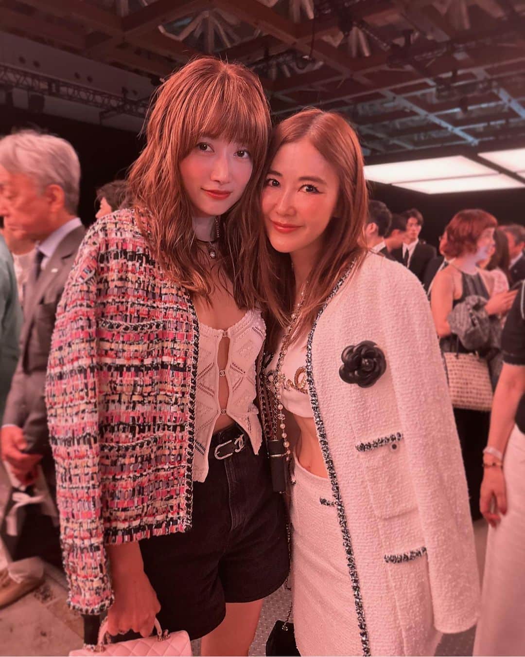 のインスタグラム：「@chanelofficial メティエダールコレクションのレプリカショー🖤🤍🖤  @youn1029 ヨンちゃん可愛かったぁ🥹🫶❤️すんごく久しぶりに @yu_yamada_ ゆうちゃんにも会えて嬉しかった🥹❤️❤️❤️ (写真撮れなかったけど😭😭)  夢のCHANELのコレクション🥹🫶🖤次はParisに行きたいなぁ🥹✨✨✨  #chanel #chanelintokyo  #chanelmetiersdart」