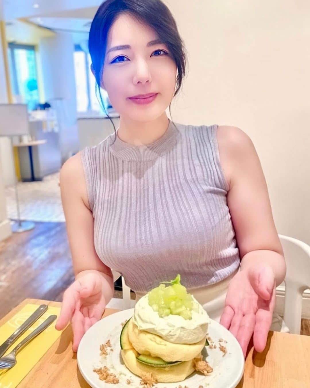 永岡怜子のインスタグラム：「メロンの季節ですね🍈  私の過去の投稿を遡っていただくと おわかりいただけると存じますが、 わたくし実はお鮨とお酒だけでなく メロンも大好きなのです。  #怜子さんはメロンがお好き   .  昨年のフリッパーズさんの季節限定メニュー 奇跡のパンケーキ「マルゴトメロン」「オキガルメロン」  結構大きな「マルゴトメロン」と 小さめサイズの「オキガルメロン」がありまして、 SNS映えを狙うなら半玉の小玉メロンに乗った 大きいサイズのほうが間違いないのですが、 そこは偉大なる少食の悪魔である私ですので 映えより堅実に食べ切れるサイズを選択いたしました☺️  そう、これが大人になるという事。笑  目玉商品として扱われている大きいサイズのものも 食べたかった気持ちはあるので 未練をイラストに遺しておきました🎨 O型らしい大雑把な絵ですね。  そして7日(水)から夏の季節限定メニューでまた メロンのパンケーキが始まるようなので行きたいなと。  一緒に行って大きいサイズを分け合ってくれる 強靭な胃袋の持ち主募集中。。。  そしてこの季節は メロンの季節限定メニューが出現しやすいので 期間限定でメロンハンターになる予定です。 （5月限定のところもあるからちょっと遅い😌笑）  .  🍈メロンハンター募集中🍈  一緒に各地の季節限定 メロンスイーツを食べに行きませんか？  経験不問！髪型・髪色・ネイル自由！勤務時間自由！  明るくアットホームな職場です✨  ご応募は…  なんてね😎 （明らかなブラック企業）  .  #酒乱のグルメ #たのしい隠居生活 #永岡怜子 #私がインスタグラマーになれない理由  #渋谷カフェ #渋谷グルメ #渋谷スイーツ #フリッパーズ #奇跡のパンケーキ #マルゴトメロン #オキガルメロン #季節限定 #季節限定スイーツ #メロン #メロンハンター #メロンケーキ #メロンパフェ #ベリーメロン #🍈 #美食 #美食推薦 #美食日記 #flippers #japanesefood #japanesefoodlover」