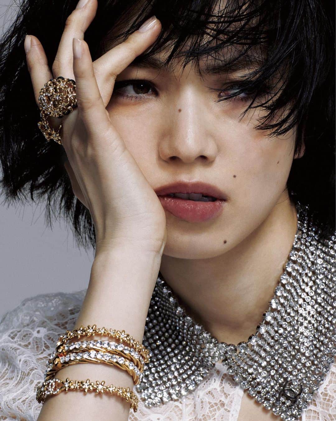 カロリーヌ・ド・メグレのインスタグラム：「@konichan7 💘 Pics 📸 by me for @commonsandsense_magazine . See the full story in their mag out on June 13th in Japan 🇯🇵 #ChanelMetiersdArt Thanks to my team @marinebraunschvig  @tomohiroohashihair  @kanakoyoshidamakeup  @costanza_canali @messsenoire @li.rodagil @sylvain_larosa @chanelofficial #NanaKomatsu」