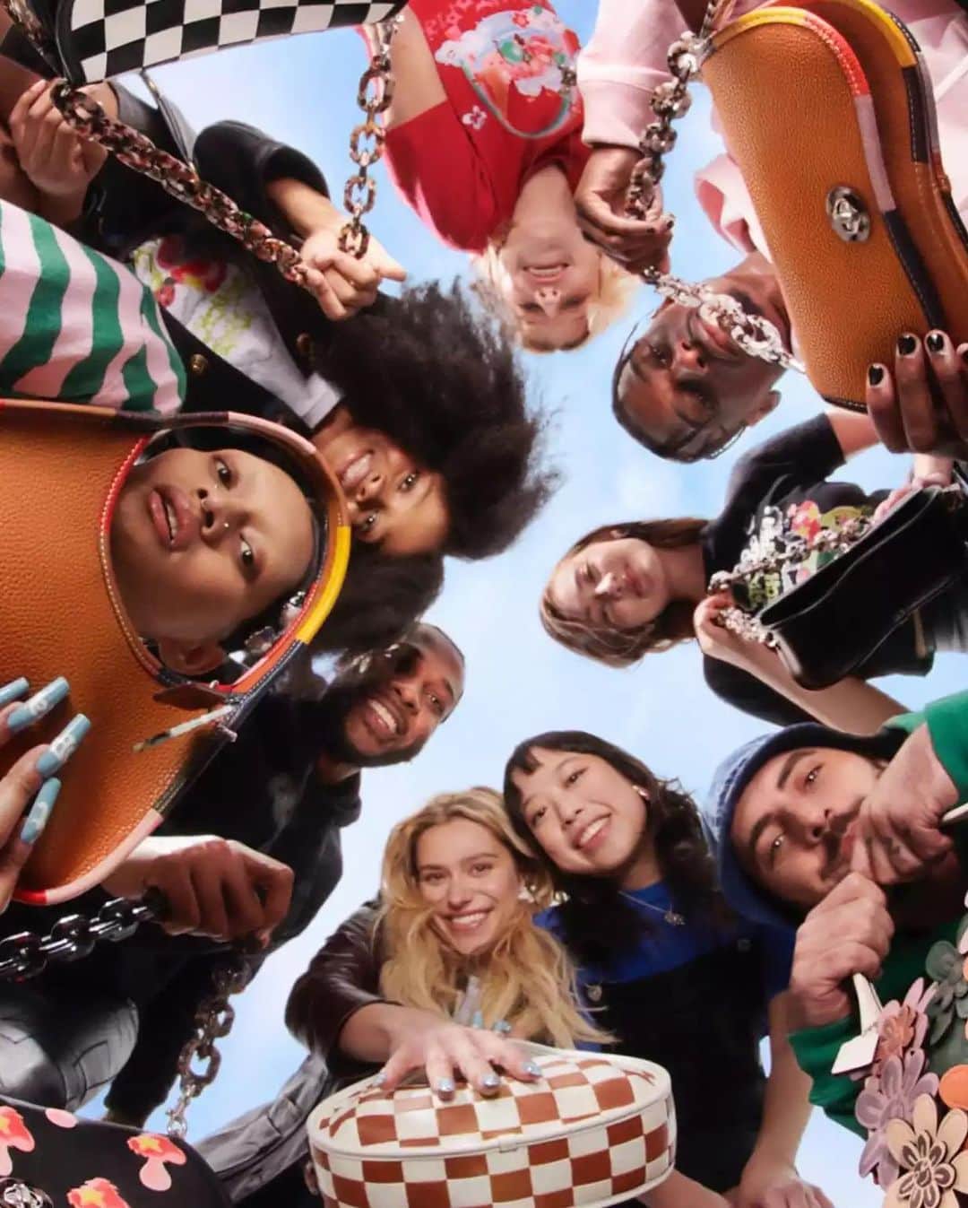 安田直美のインスタグラム：「@coachtopia ♻️💼🌿 coach topia is coach’s new line that made from primarily recycled materials and designed to have multiple lives ❤️  Creative director @briandphillips  @lola.tung @thesinncity @nataliaspotts @mayasideas @sab.makes.things @tylermcgillivary @treydenis  @trashcaulin @rahmirmeggett Production House: @adeusfilms Director: @adrien.lagier Editor: @lagieroman Photographers: @pastremi & @benjaminrosser Set Design: @tillduca Stylist: maxortegag Makeup: @misha212 and @deannahaganmua Hair: @danawillcutyou and @junyahair Nails: @naominailsnyc Creative Agency: @marcelagency  #Coachtopia」