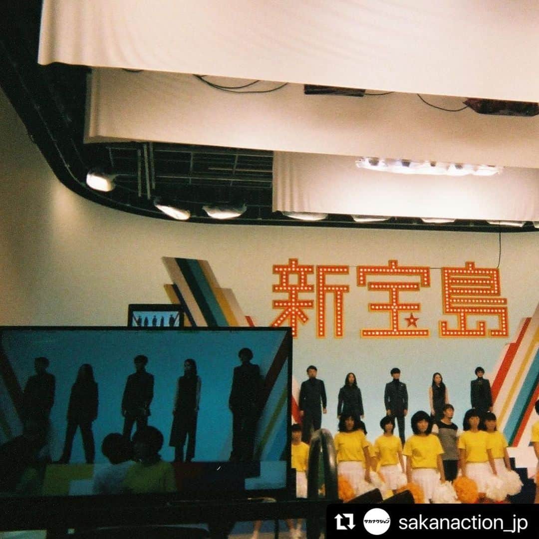 田中裕介のインスタグラム：「沢山観て聴いて頂けて嬉しいです。 ありがとうございます！  #Repost @sakanaction_jp with @use.repost ・・・ サカナクション / 「新宝島」 Director 田中裕介 (Caviar)  YouTubeでのMVの再生回数が2億回を突破しました。  2015年のリリースから長きにわたり、沢山の方に作品を愛していただき、嬉しく思います。 引き続き、さまざまな形でお楽しみください。   #サカナクション #新宝島」