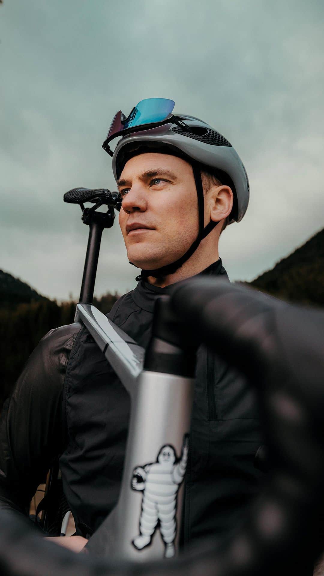 のインスタグラム：「Das Rennradfahren ist eine meiner großen Leidenschaften – in der Natur kann ich abschalten und mich neu fokussieren. 🚴 🏔 Damit ich mich auf und neben dem Platz voll auf mich konzentrieren kann, muss alles andere perfekt sein. Für mich gilt: „Qualität statt Quantität“. Deshalb freue ich mich, mit @michelingermany den perfekten Partner an meiner Seite zu haben. Let’s go! 💪  AD #ManuelNeuer x #Michelin #MichelinSquad」