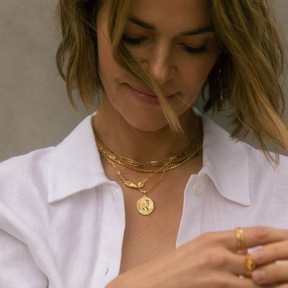 レイシャ・ヘイリーのインスタグラム：「NEW 🏳️‍🌈⁠ In celebration of #PrideMonth, the @aweinspired team and actress @leishahailey of the groundbreaking show, The L Word and The L Word: Generation Q, kick off the season with the launch of one of most requested Goddesses of all time. ⁠ ⁠ Sappho, a romantic and the greatest lyrical poet from antiquity, hailing from the Greek island of Lesbos – she is a timeless Queer icon to be honored and revered as a Goddess. ⁠ ⁠ 100% of the proceeds benefit @glsen, a national non-profit organization, working to create a safe and inclusive K-12 school environment for LGBTQ+ youth.⁠ ⁠ #Pride」