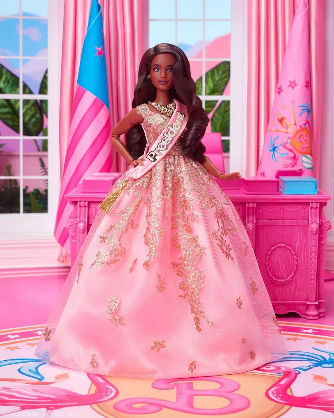 バービーさんのインスタグラム写真 - (バービーInstagram)「Barbie... in the real world?! 💖 Bring home official @BarbieTheMovie dolls, available now on shelves and online, with special exclusives at @mattelcreations, @walmart, @target, and @amazon. See #BarbieTheMovie, only in theaters July 21!」6月2日 1時00分 - barbie