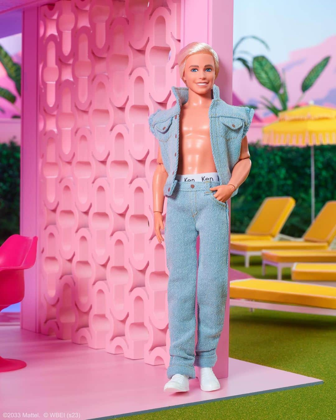 バービーさんのインスタグラム写真 - (バービーInstagram)「Barbie... in the real world?! 💖 Bring home official @BarbieTheMovie dolls, available now on shelves and online, with special exclusives at @mattelcreations, @walmart, @target, and @amazon. See #BarbieTheMovie, only in theaters July 21!」6月2日 1時00分 - barbie