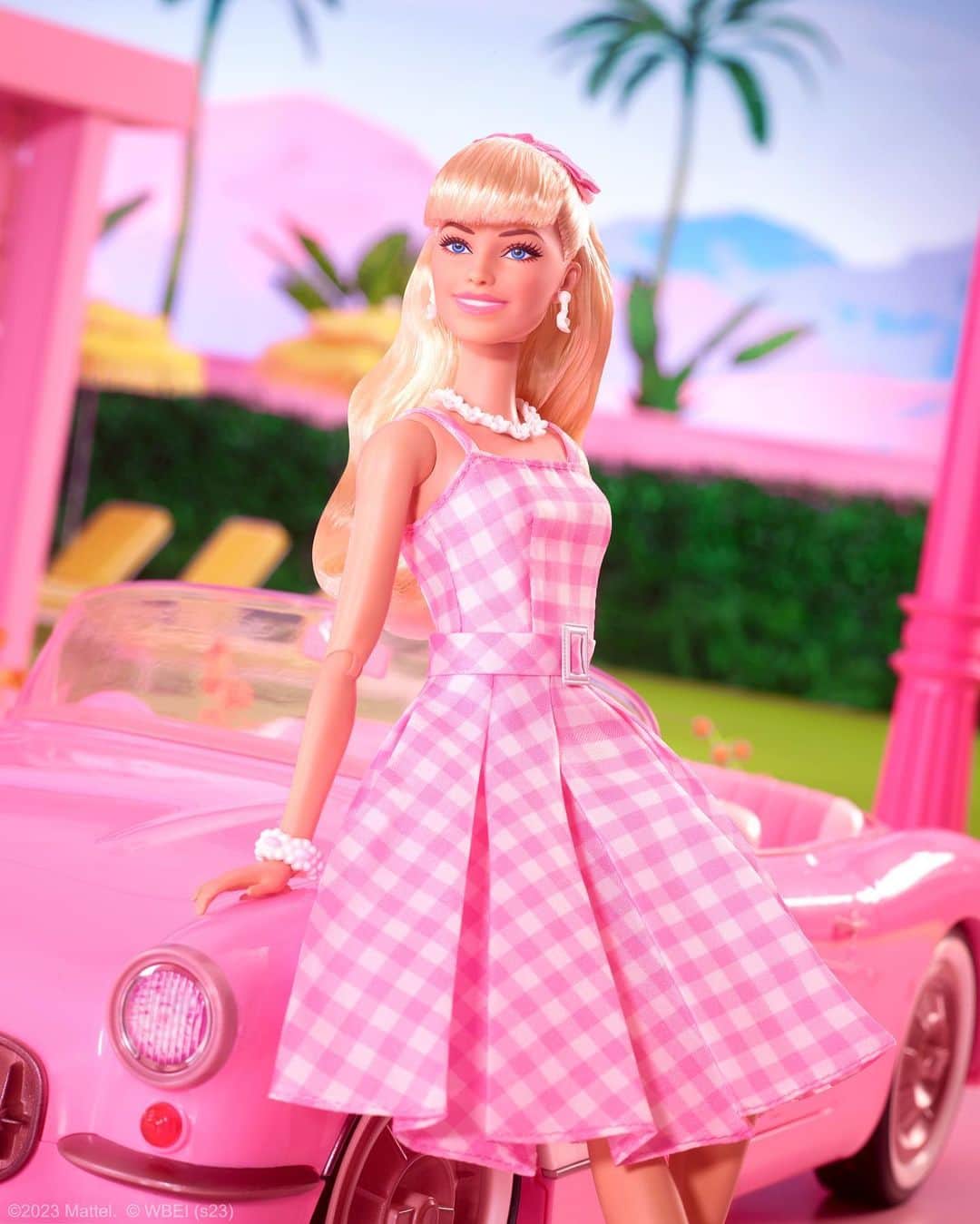 バービーのインスタグラム：「Barbie... in the real world?! 💖 Bring home official @BarbieTheMovie dolls, available now on shelves and online, with special exclusives at @mattelcreations, @walmart, @target, and @amazon. See #BarbieTheMovie, only in theaters July 21!」
