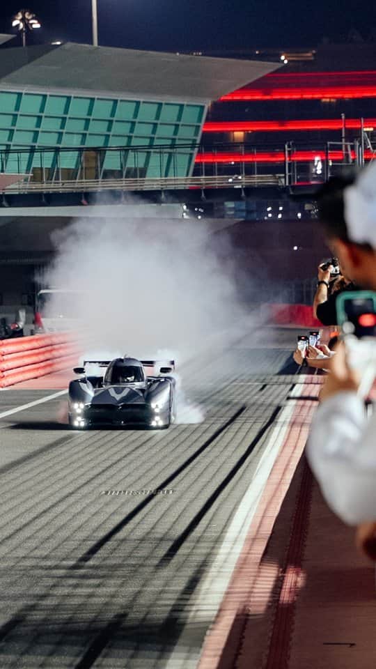 マックス・チルトンのインスタグラム：「That went quickly: It's been 3 months since we were in Dubai. Demonstrating the Spéirling under floodlights was special 🚦 ⚡🇦🇪   #fancar #dubai #dubaiautodrome」