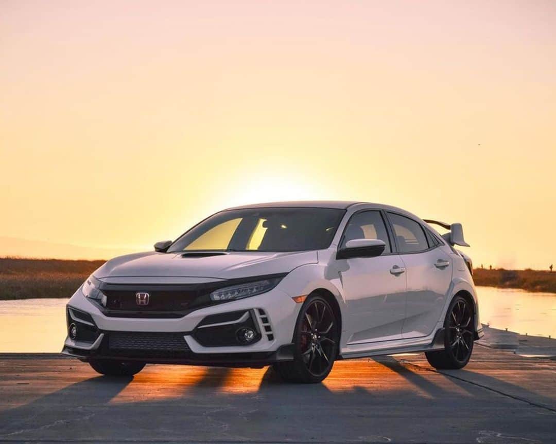 のインスタグラム：「Center stage looks good on you.   📸: @speedfreaak. Thanks for sharing your #HondaLove. #TypeR」