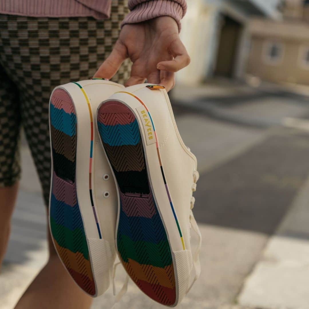 シービーズのインスタグラム：「We believe in a world where everyone can be themselves and love who they love. Celebrating our fifth year of our partnership with Pacific Pride Foundation—a vital resource for California’s LGBTQ+ community—we recreated a SeaVees original with vibrant design notes inspired by the Progress Pride Flag. $5 from every pair purchased gives back year-round to support the free and affordable services PPF offers the LGBTQ+ community.   @pacificpridefdn Shop them now at the link in our bio. ❤️   #pridemonth #LGBTQ+ #pride」