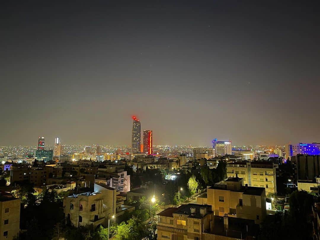 新田朝子のインスタグラム：「The night view of 🌙 📍 #Amman #Jordan #middleast   #ヨルダン #アンマン #中東 #中東在住 #エルサレム在住 #海外在住 #🇯🇴」