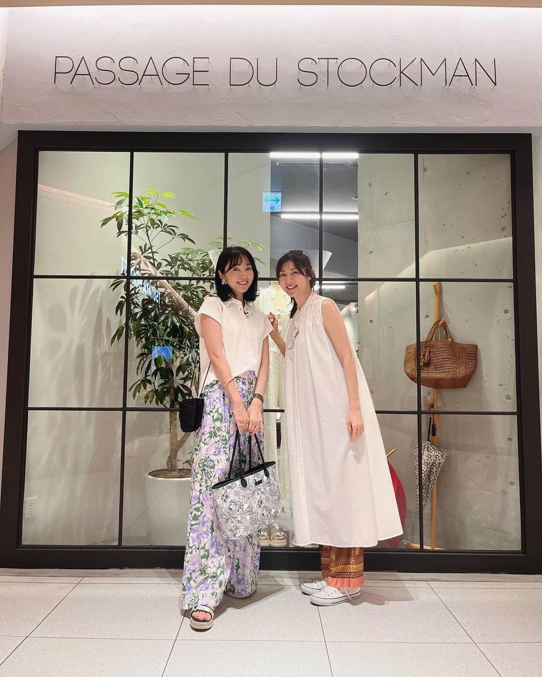 織香のインスタグラム：「おめでとう🎉❤️🎉❤️  大好きなジュエリーブランド27.allen（ヴァンセットアレン）が恵比寿ガーデンプレイスのパサージュドゥストックマンに常設になりました👏✨  プレOPENにはデザイナーのミホちゃんを応援する沢山のモデルズがお祝いに駆けつけました🫶💕（大勢すぎてタグ付け大変😆）  パサージュドゥストックマンには マエノリコンクリートサンダルのnoname🇫🇷やオットダム🇮🇹など！素敵なブランドが沢山✨ お洒落に迷ったら、このショップに来れば間違いない😊  私が履いてる花柄のパンツもオットダムのもの💕リバティbagともマッチしてる🖤🤍  ↓ 世界中の素敵なものをあつめたセレクトショップPASSAGE DU STOCKMAN にて27.Allenのシルバーラインのセレクトがお取り扱い開始となりました  今回は初夏のイメージでセレクトした27.Allenらしいメッセージジュエリーをぜひご覧ください  @pdst.jp  @27.allen_me.time  @27.allen_miho   #passagedustockman  #ストックマン #27allen #ヴァンセットアレン #tokyo #恵比寿ガーデンプレイスセンタープラザB1 #セレクトショップ #インポート #ジュエリー #シルバージュエリー @ottodame_jp  @europeanculture_official」