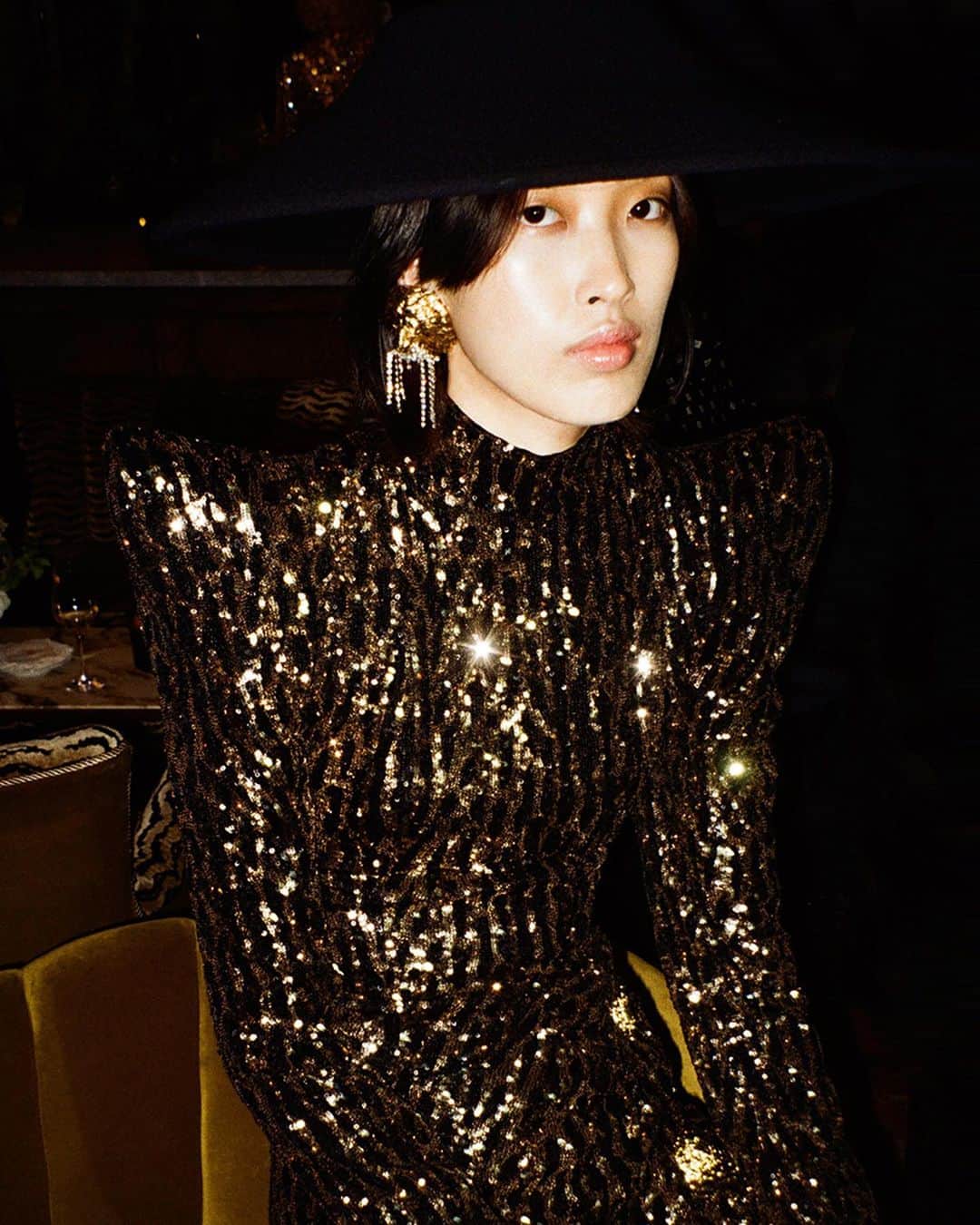 バルマンのインスタグラム：「A NEW YORK MINUTE  Last week, @olivier_rousteing and friends celebrated #BALMAINPF23 in true New York style at the iconic Hotel Chelsea. Sequins, platforms, and retro tailoring were all on display for an up-close-and-personal look at the Creative Director’s archives-inspired collection.   Photos by @ajvni」