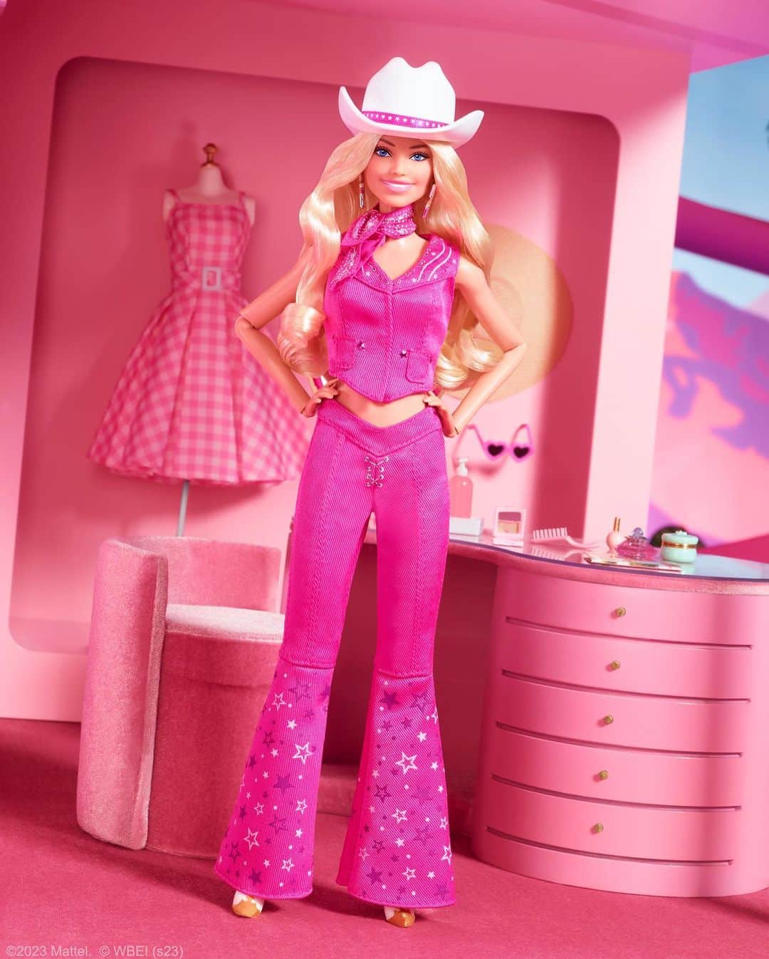 バービーさんのインスタグラム写真 - (バービーInstagram)「Barbie... in the real world?! 💖 Bring home official @barbiethemovie dolls, available now on shelves and online, with special exclusives at @mattelcreations, @walmart, @target, and @amazon. See #BarbieTheMovie, only in theaters July 21!」6月2日 1時15分 - barbiestyle