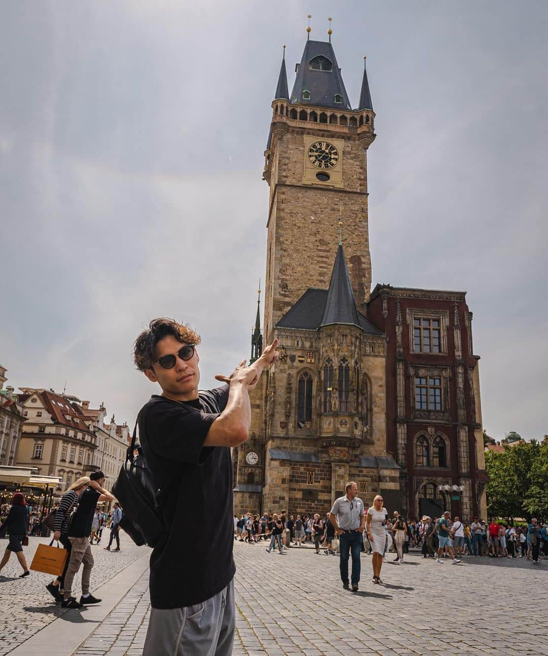 楢崎智亜のインスタグラム：「PRAHA🇨🇿  はじめてのチェコ上陸！ 街並みが綺麗過ぎて観光楽しい😎🍦」