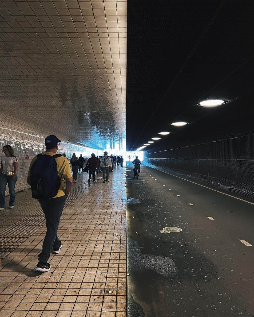 Duncanのインスタグラム：「Left & Right in Amsterdam 🇳🇱 . #amsterdam #redbulldoodleart #tunnel #duncan #2023 #travel #duncandesign」